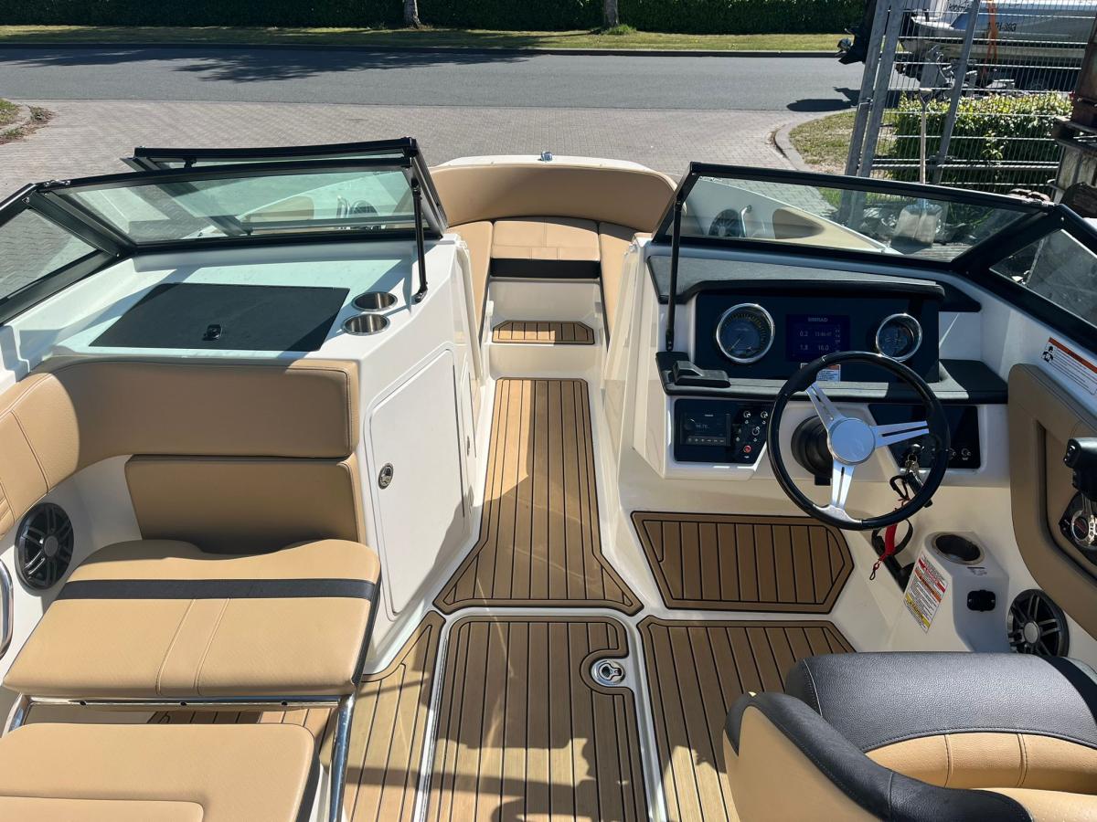 Sea Ray 210 SPX Outboard