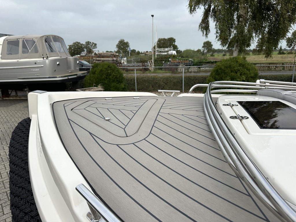 Interboat Intender 820