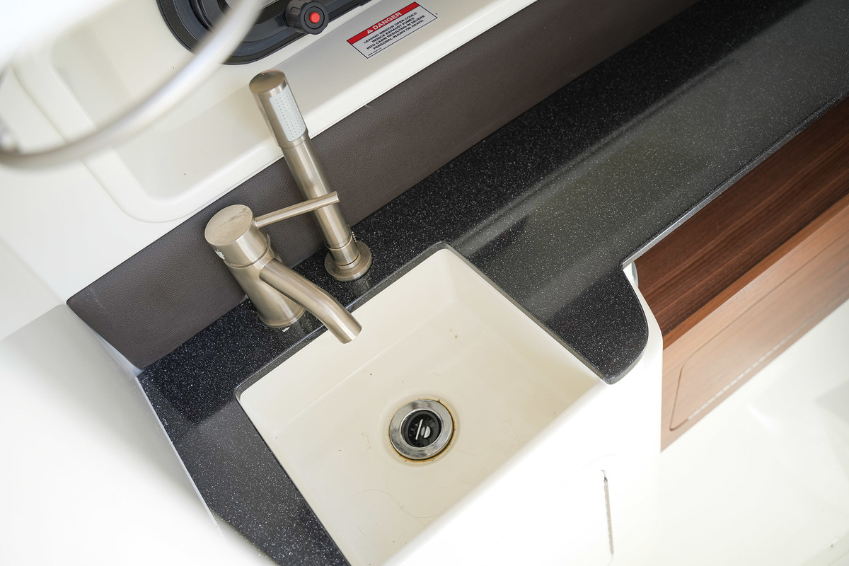 Sea Ray SDX 290 Outboard