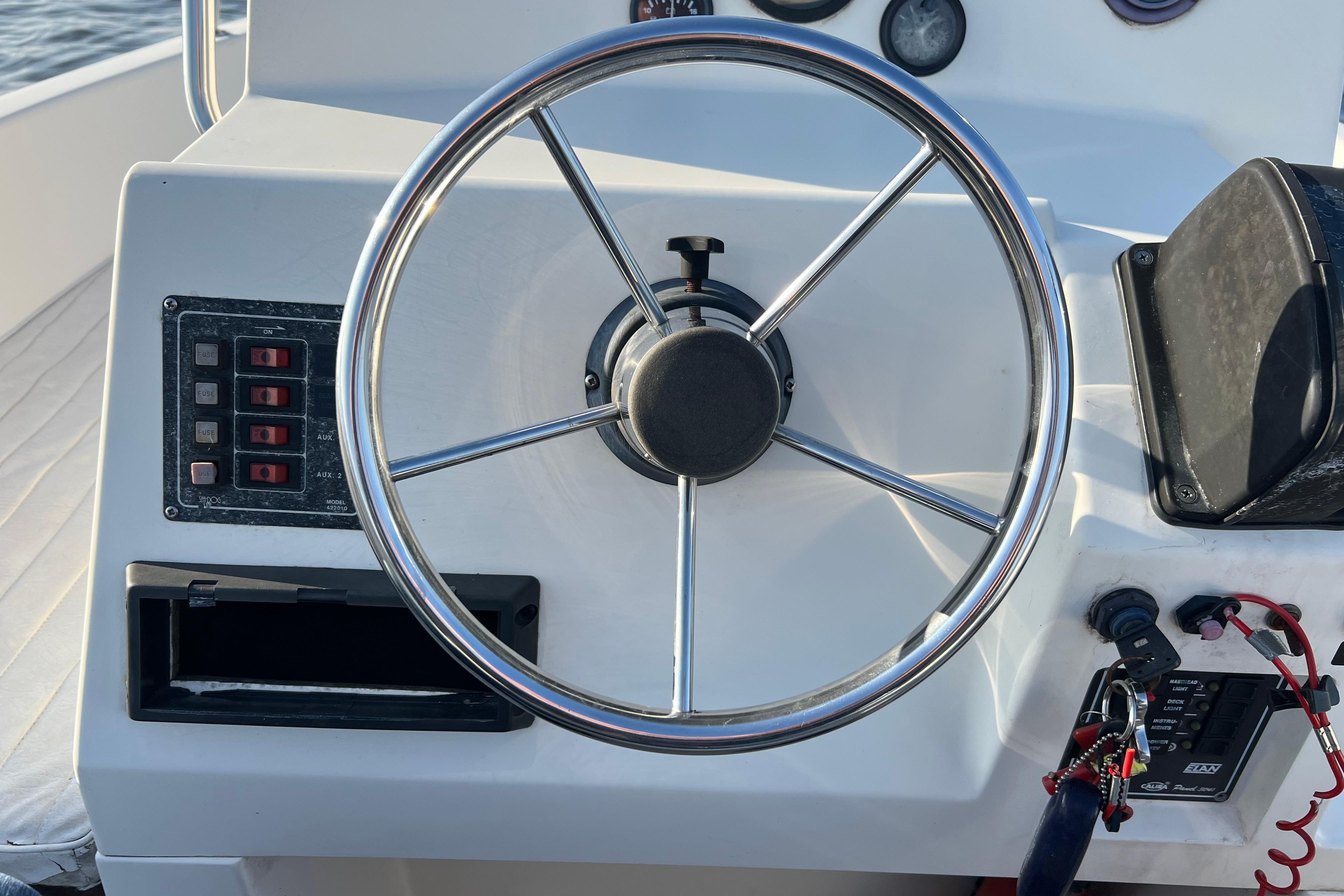 Elan 17 CC Center Consoleboot