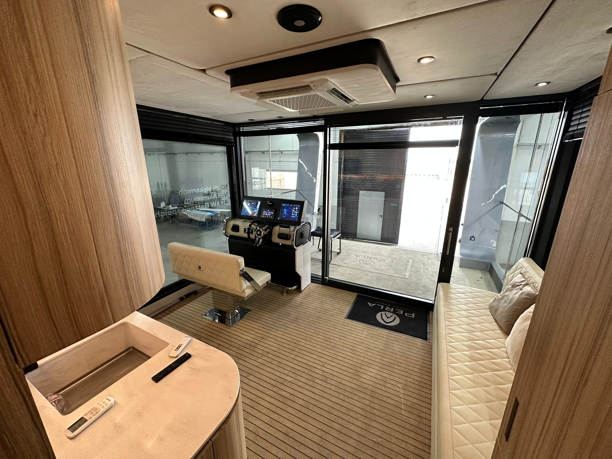 Perla Houseboat E-vision 42