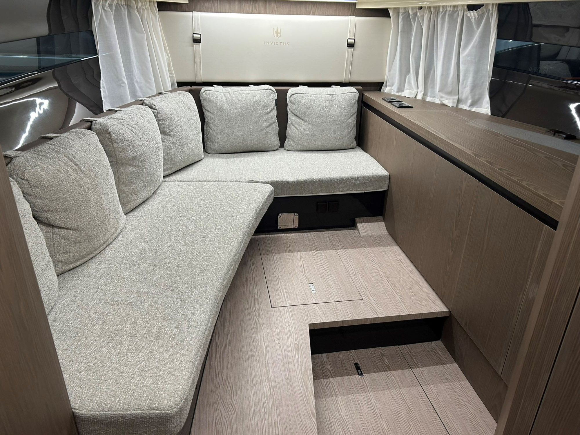 Invictus yachts Invictus 320 GT met 2 x Mercruiser 270 pk diesel van 2024!