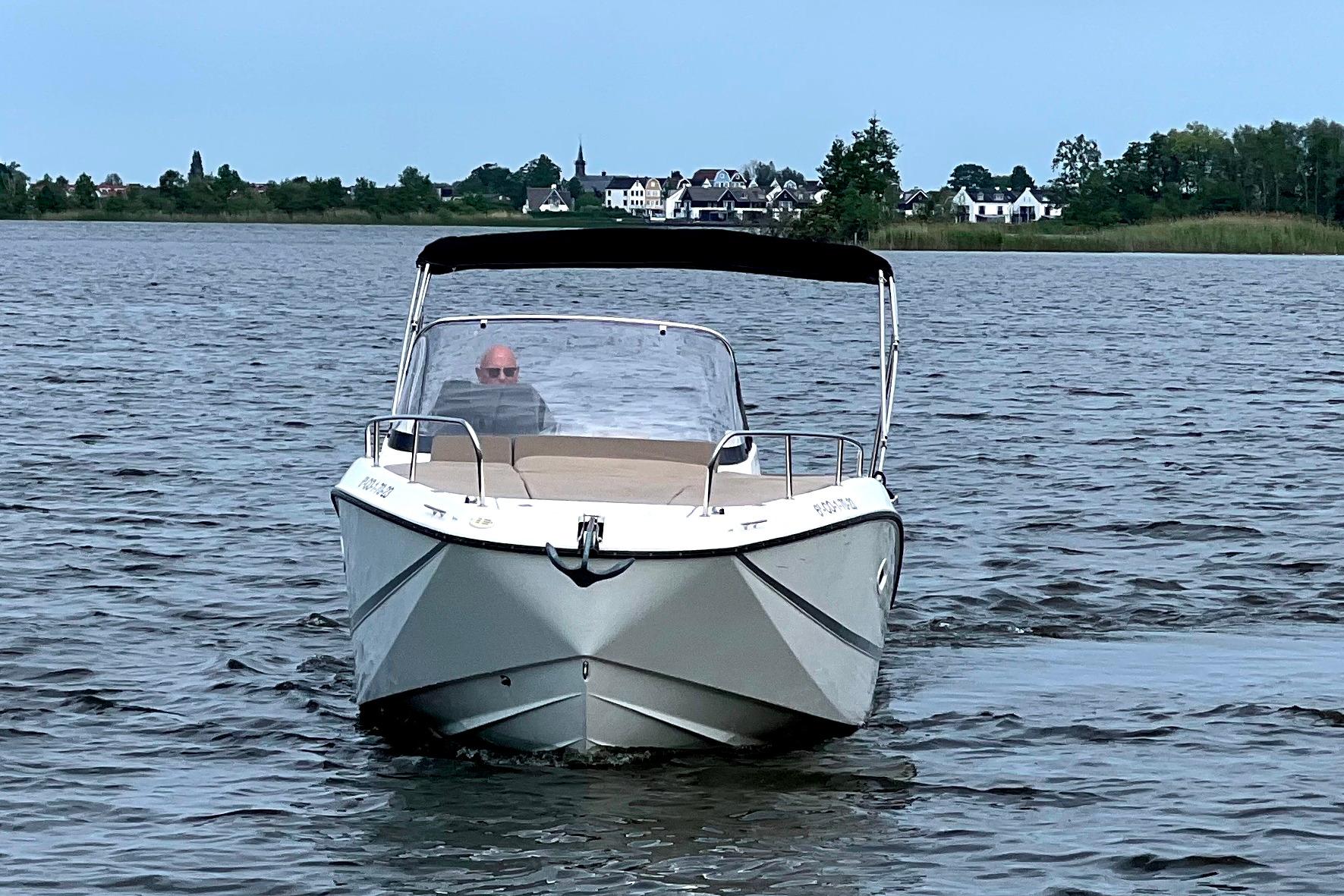Quicksilver Activ 755 Sundeck