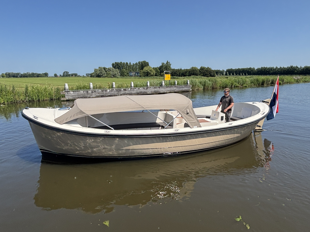 Stil Sloep (cabin) 9.30   15 Kw Elek. met toilet achter deur