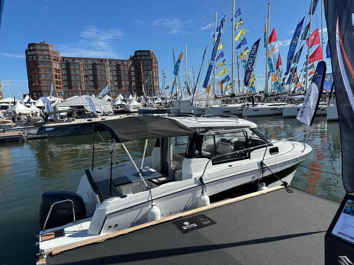 Jeanneau Merry Fisher 695 Serie 2. Deze prachtige boot is aanwezig op de Suzuki stand van hiswa te water 2026.