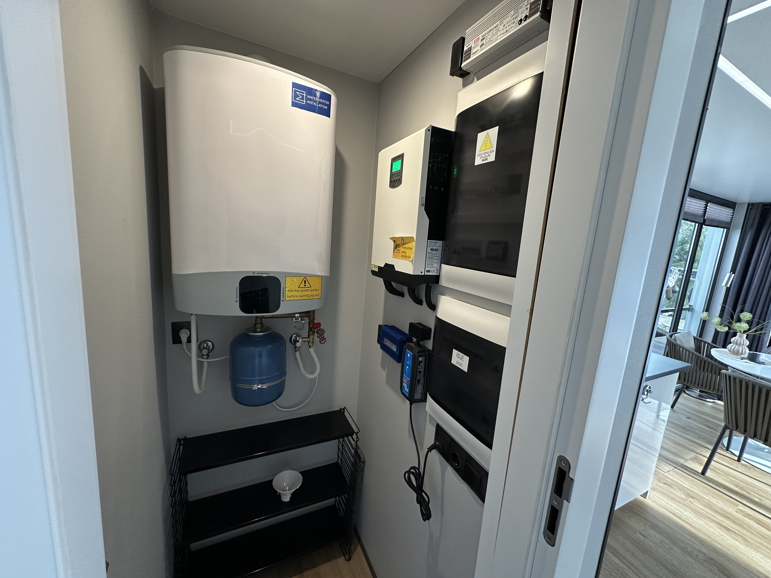 La Mare Houseboat Modern 12