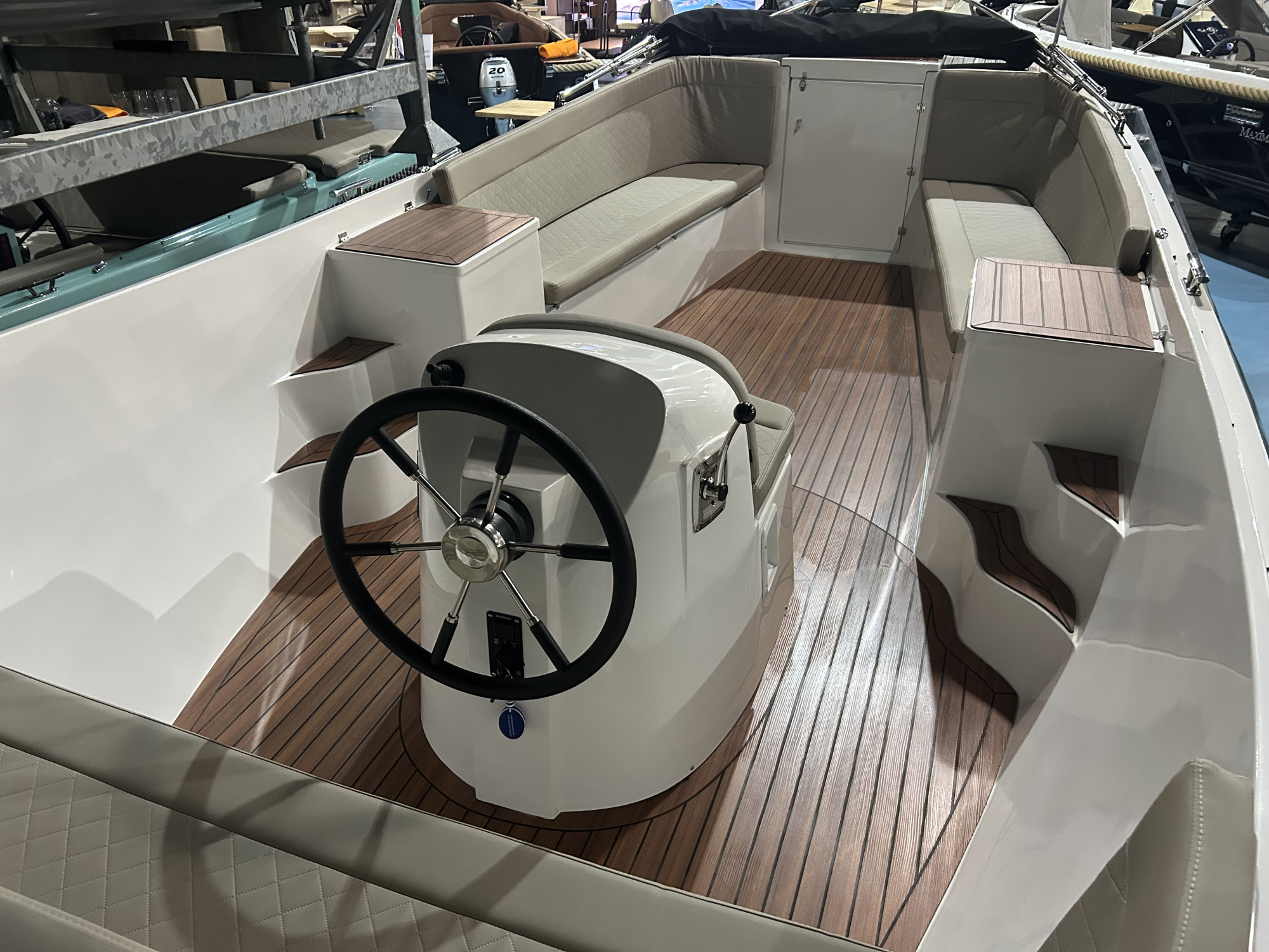 Maxima Boats 750 Flying Lounge RAL 7030 op voorraad