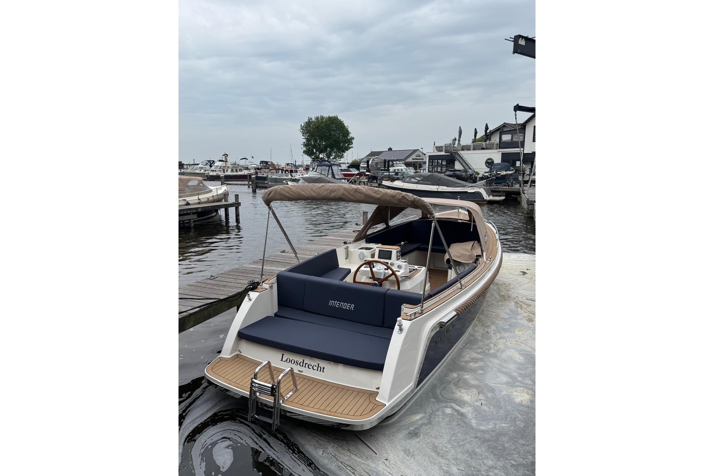 Interboat Intender 820