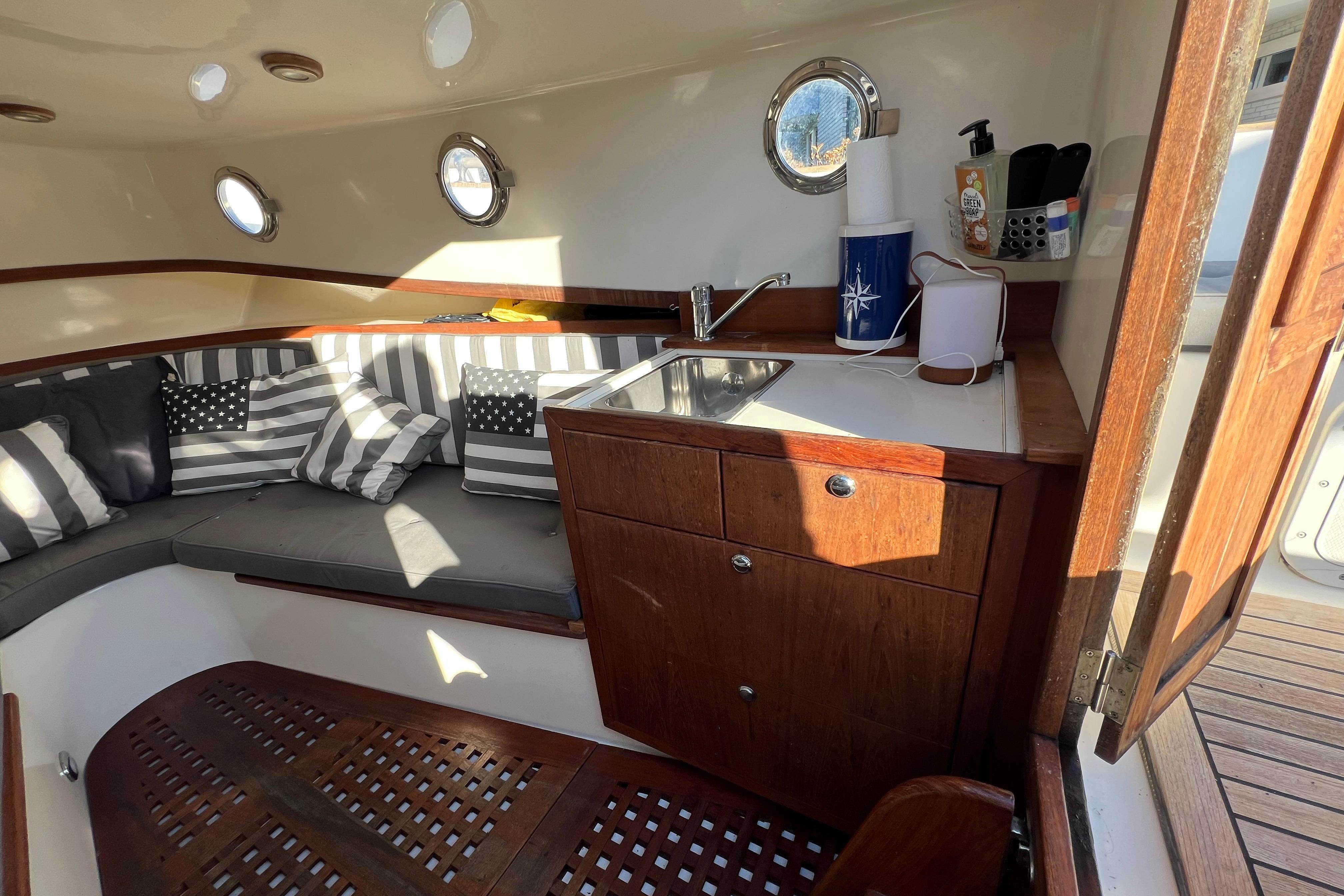 Jan Van Gent 10.35 Cabin