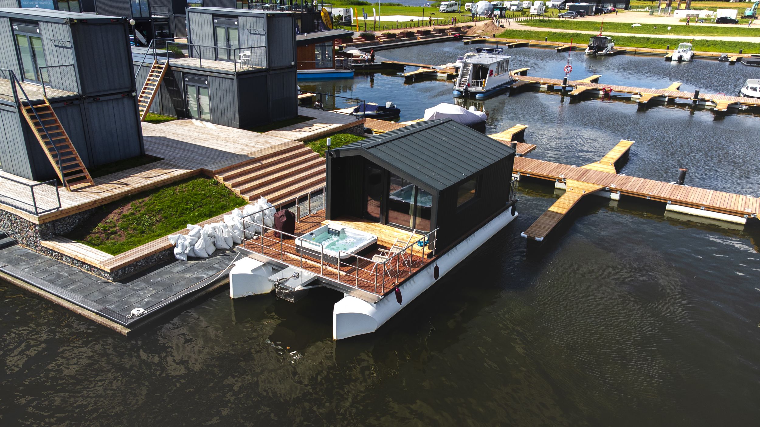 Twin-boats Houseboat M Cabin Met Jacuzzi