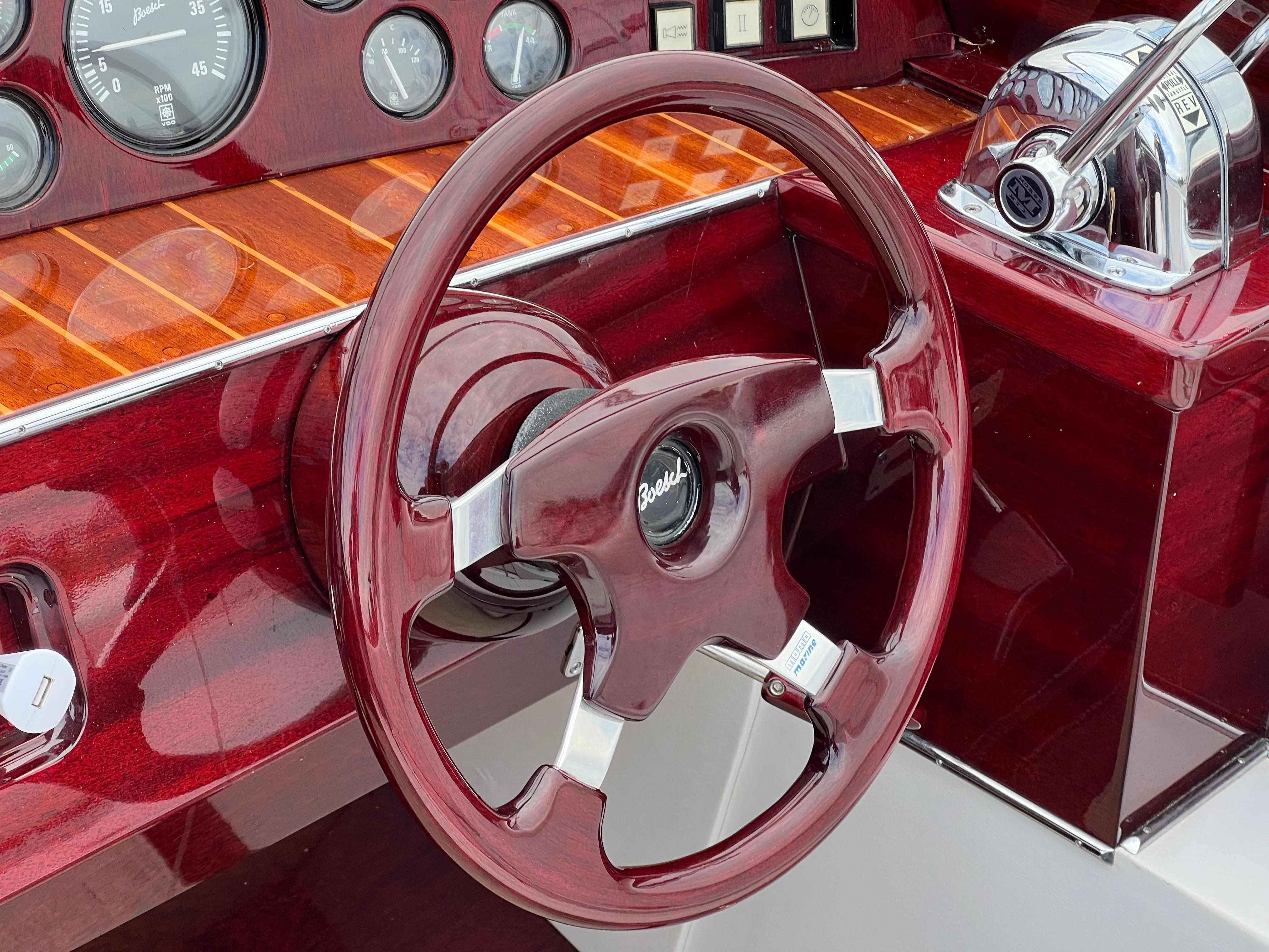 Boesch 850 Runabout Deluxe