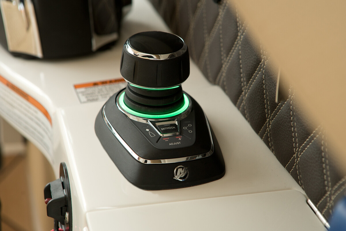 Sea Ray SLX 350 Outboard