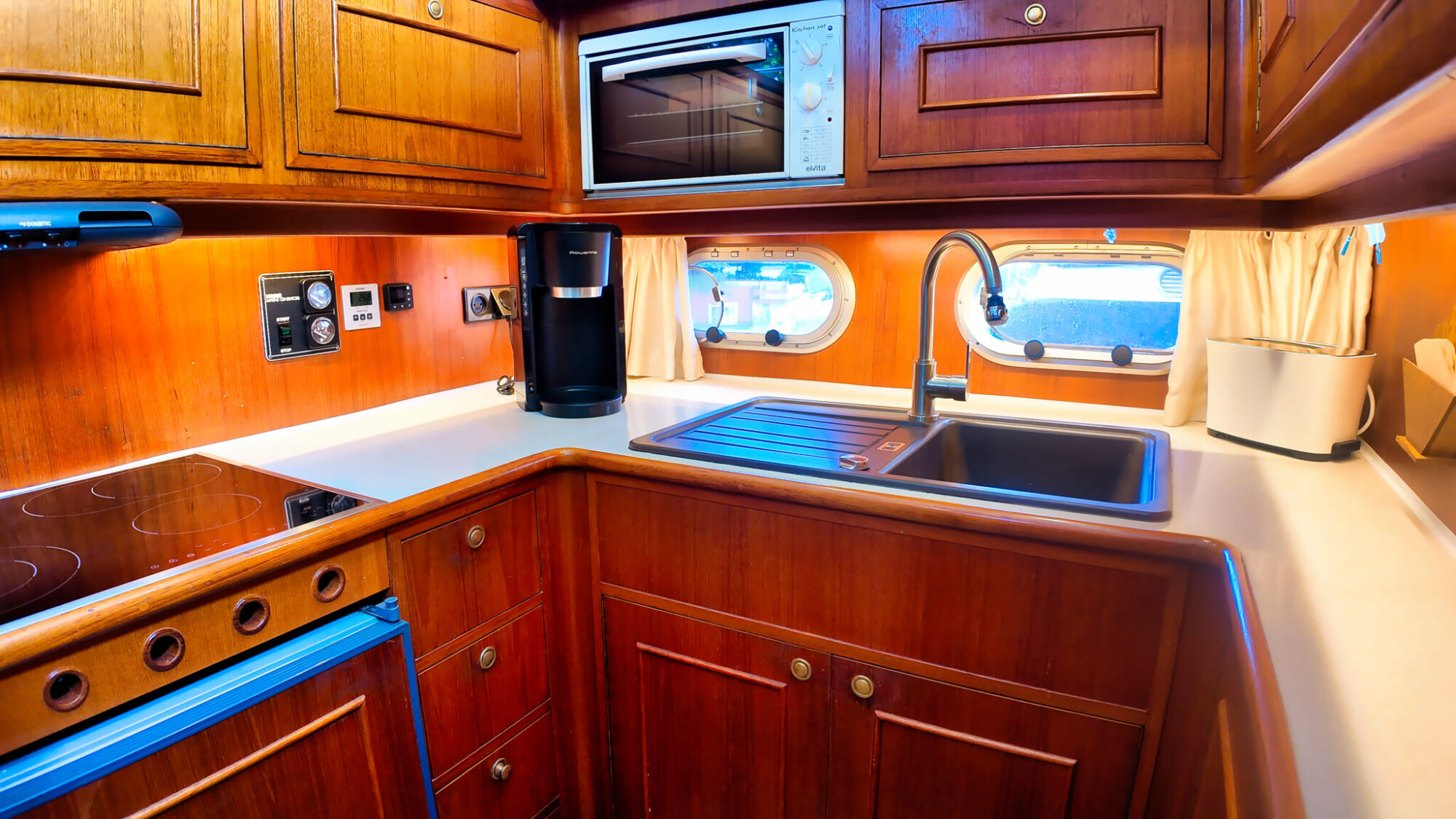 Neptunus 138 / 46 Flybridge Sedan