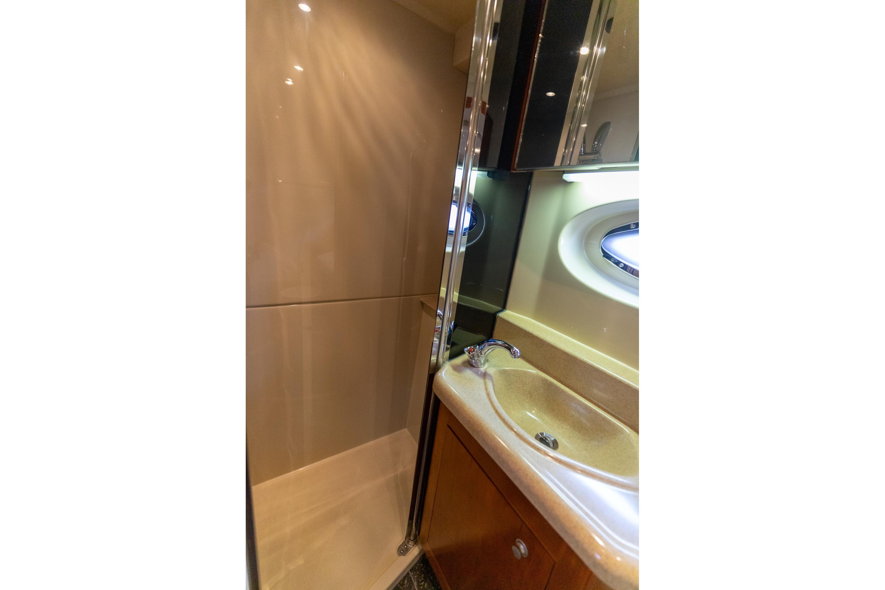 Cruisers Yachts 415 Express Motoryacht