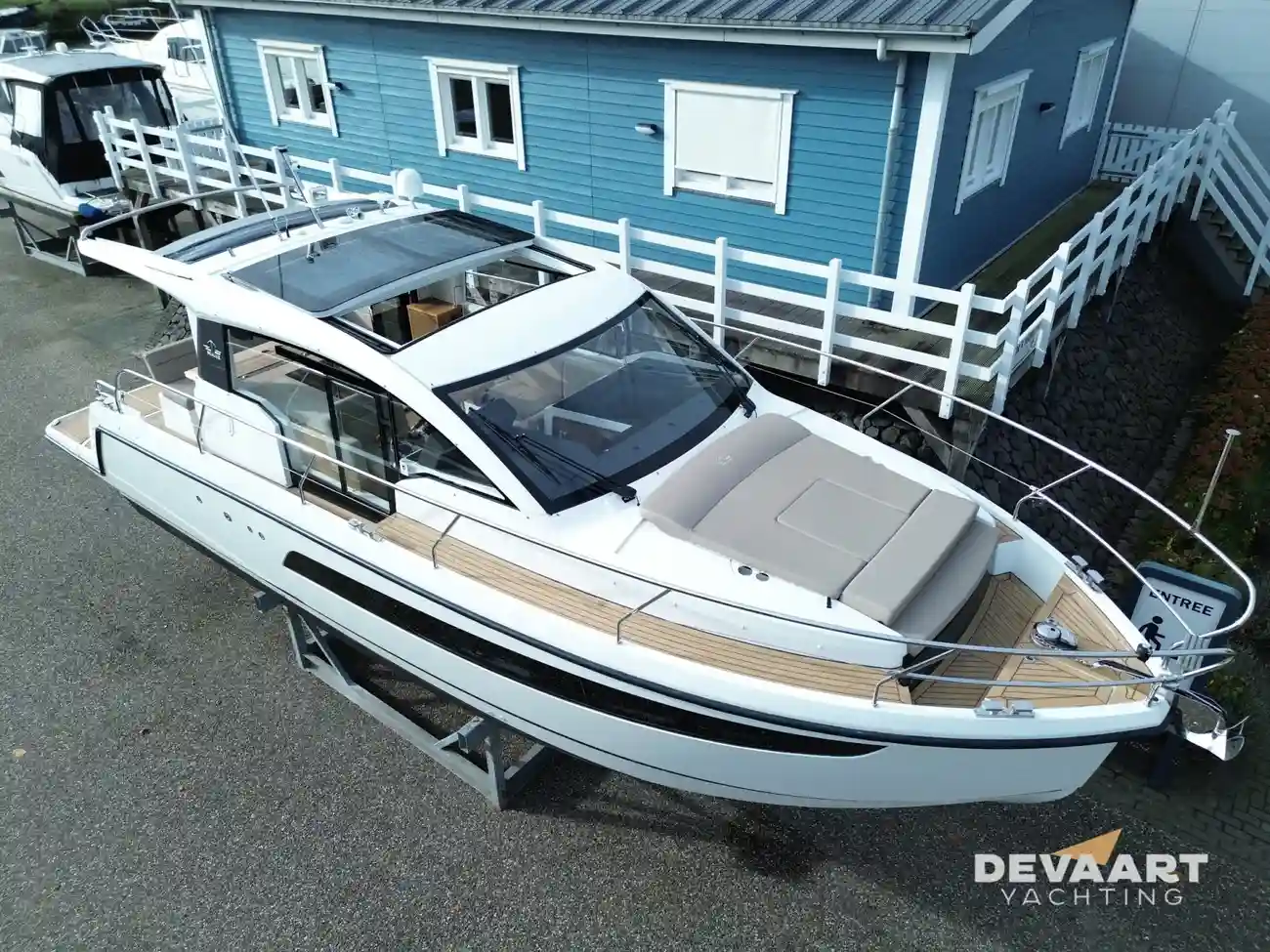 Sealine C335