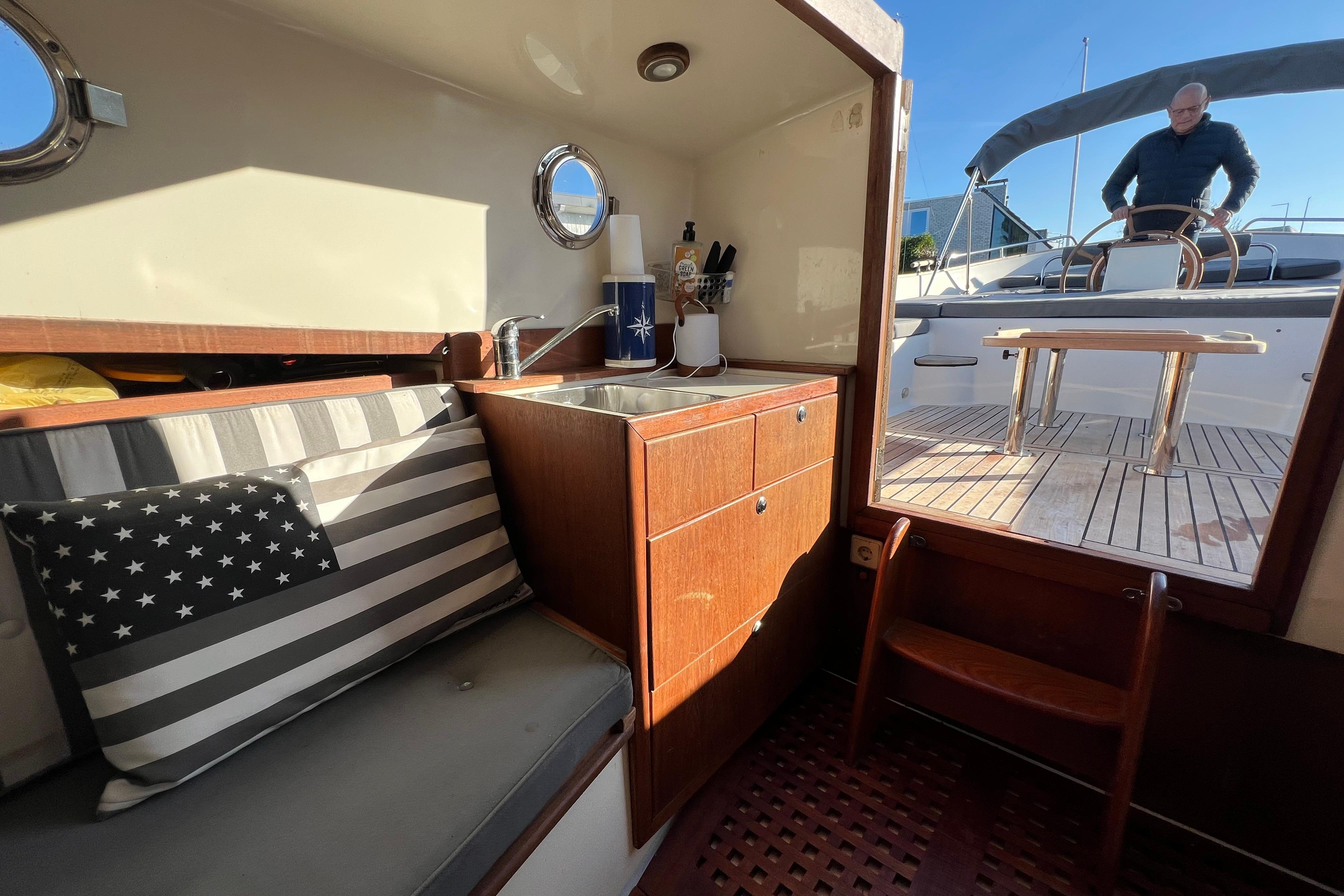 Jan Van Gent 10.35 Cabin