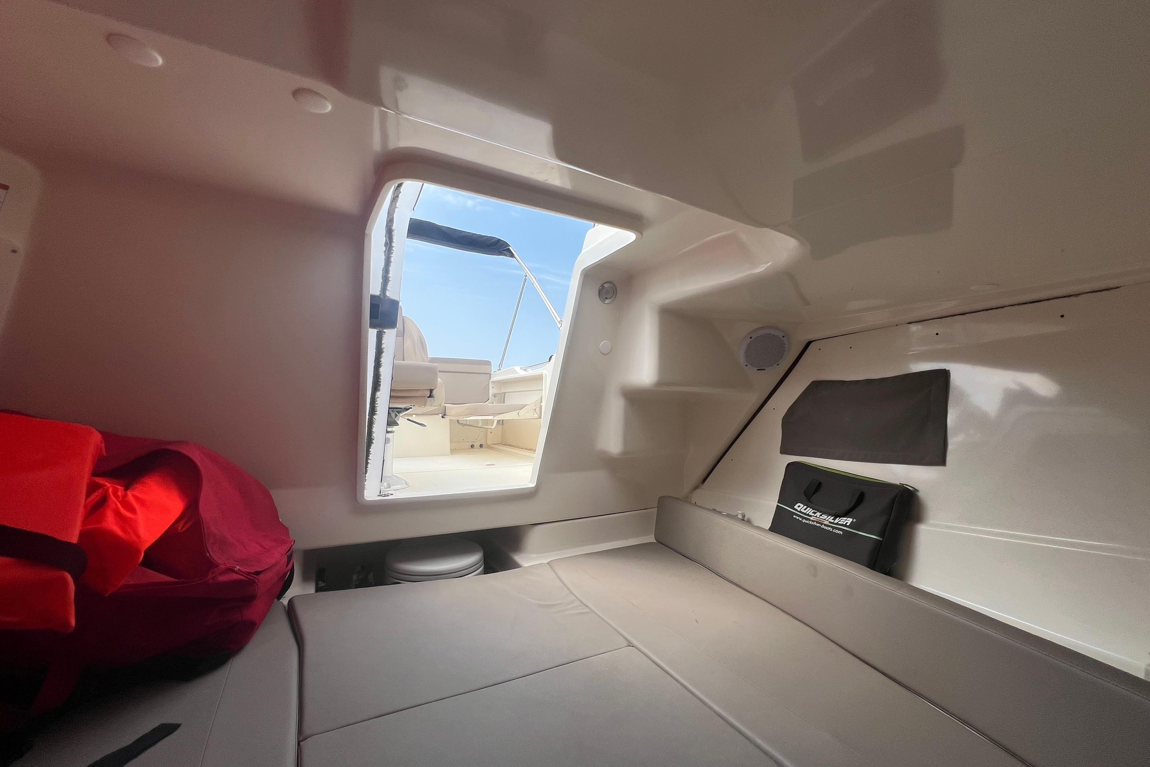 Quicksilver Activ 755 Sundeck