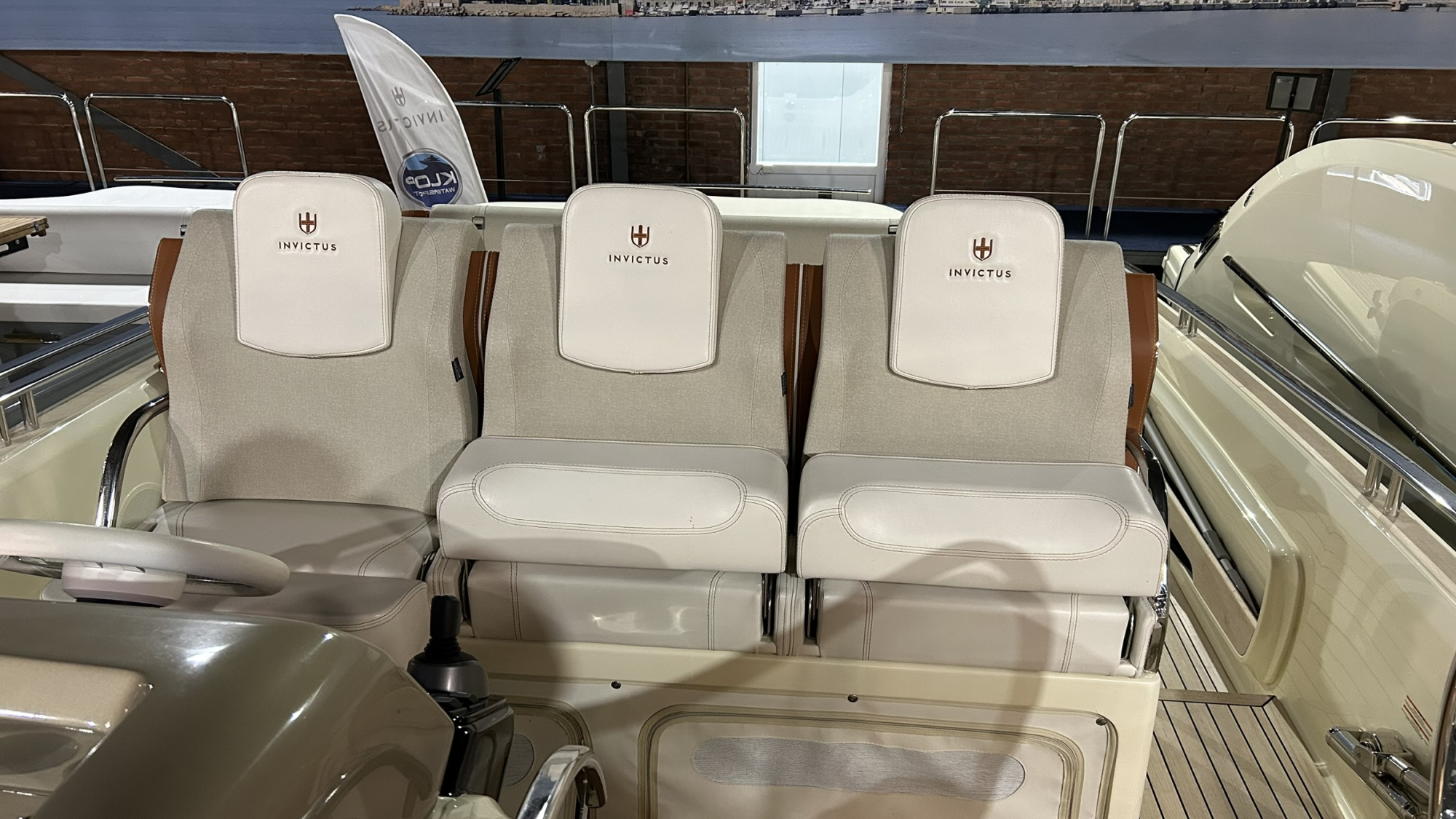 Invictus yachts Invictus GT 370 met 2x Volvo Penta D4 320 pk