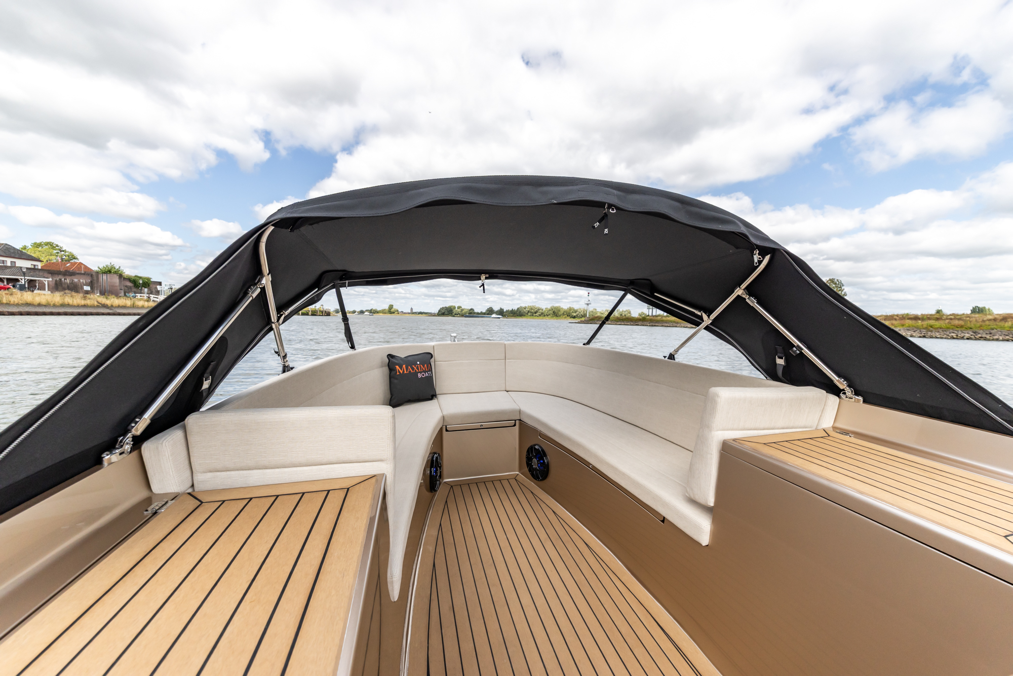 Maxima Boats 580 Sport Lounge