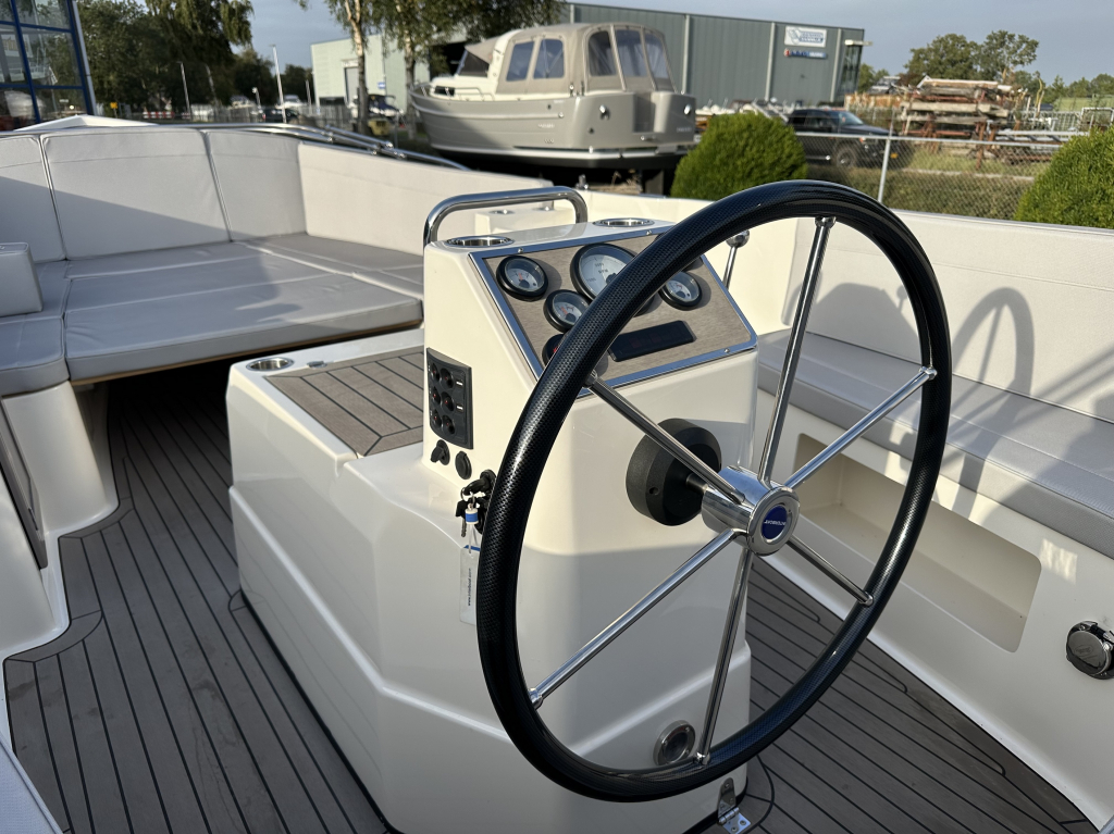 Interboat Intender 820