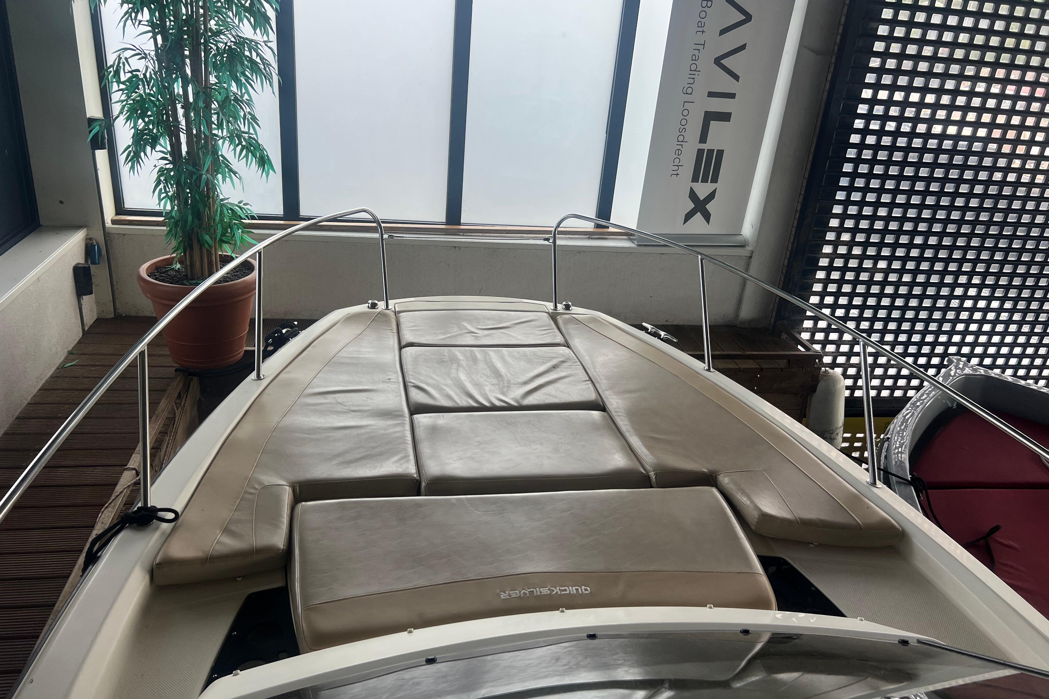 Quicksilver Activ 875 Sundeck