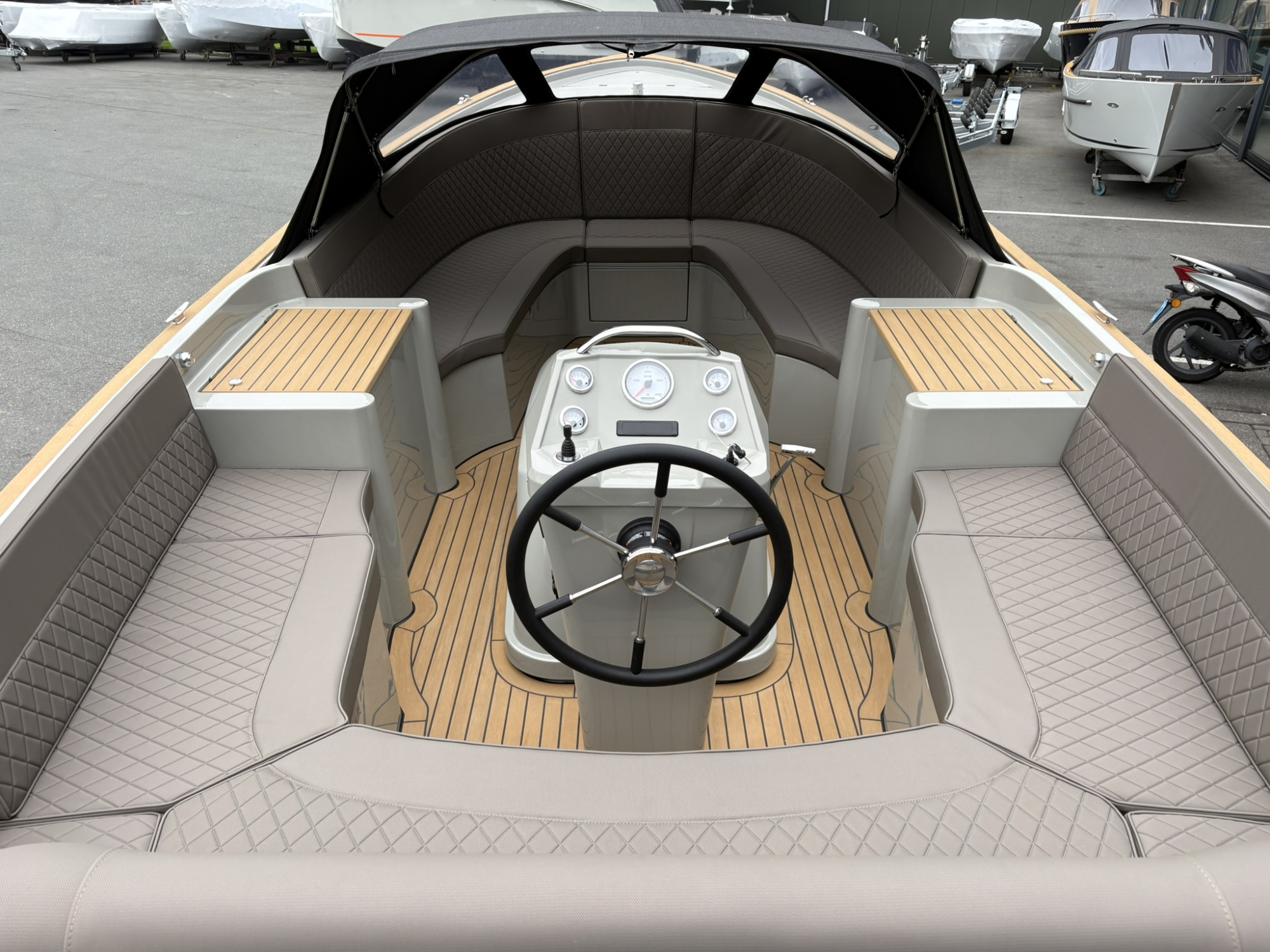 Antaris Sixty7 met Vetus 42 pk in RAL 7030 op voorraad!