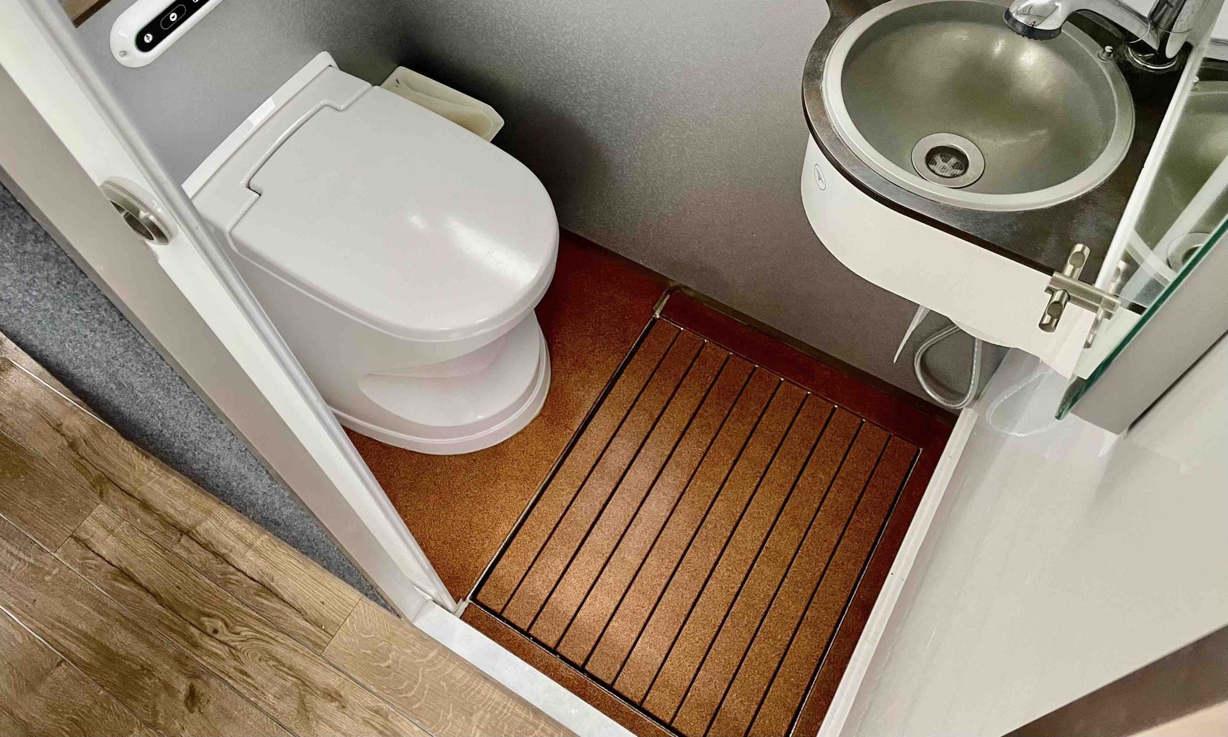 Caravanboat DepartureOne M