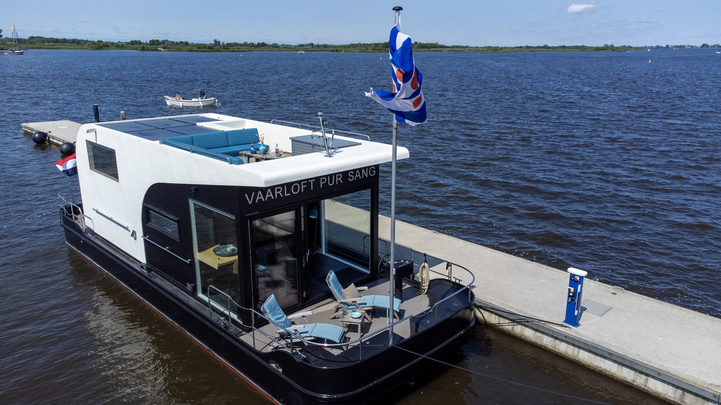 HOMESHIP VaarLoft Volledig Elektrische Houseboat HOMESHIP VaarLoft Volledig Elektrische Houseboat