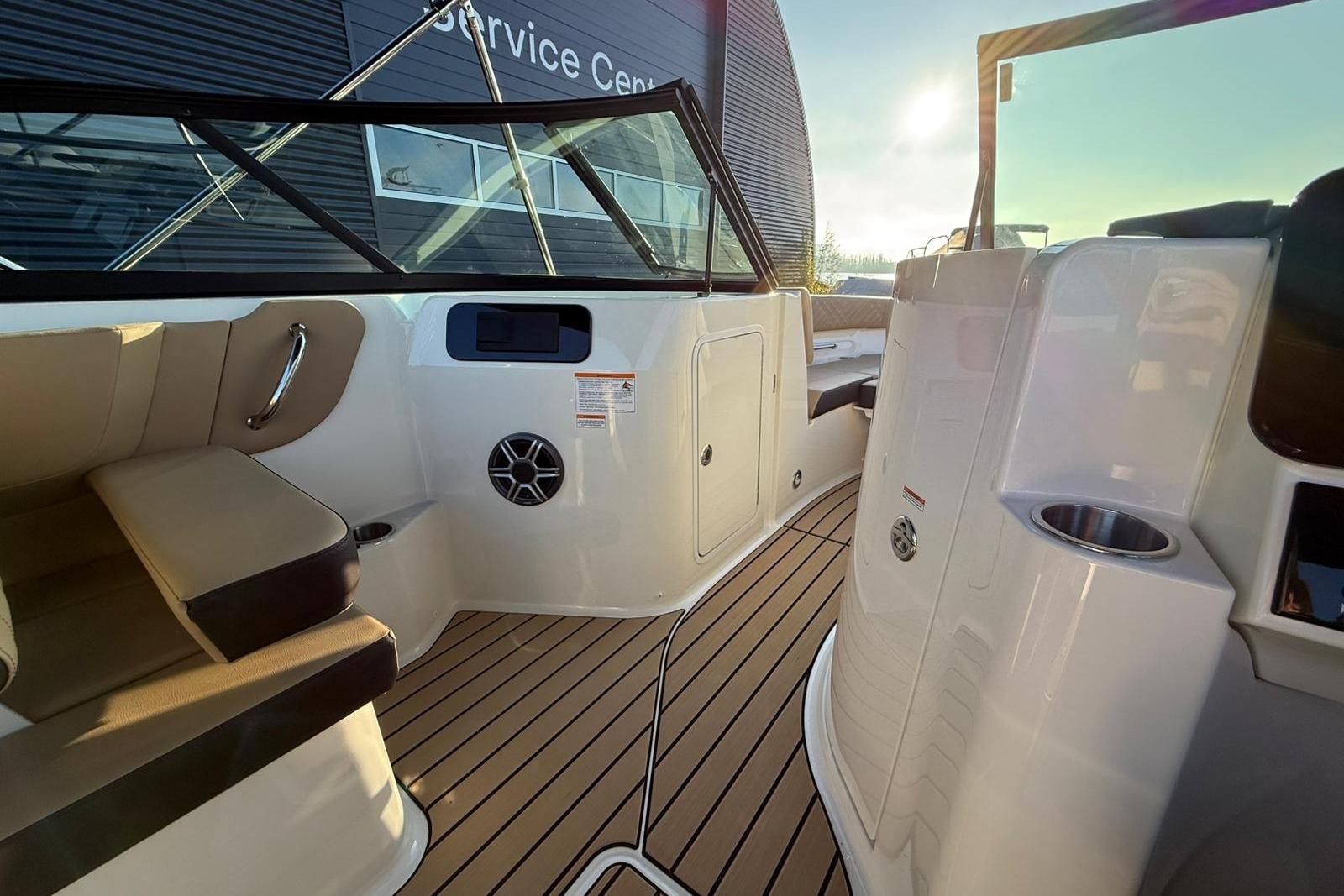 Sea Ray SDX 230