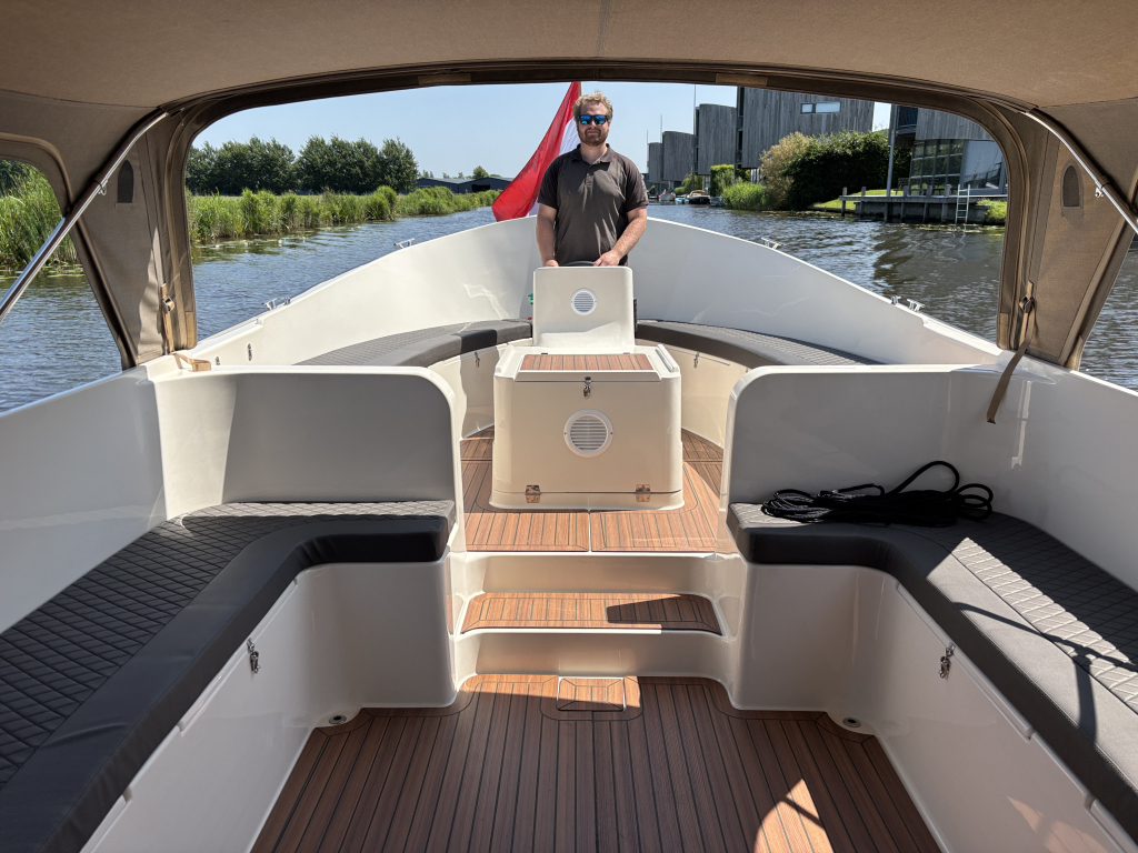 Stil Sloep (cabin) 9.30   15 Kw Elek. met toilet achter deur