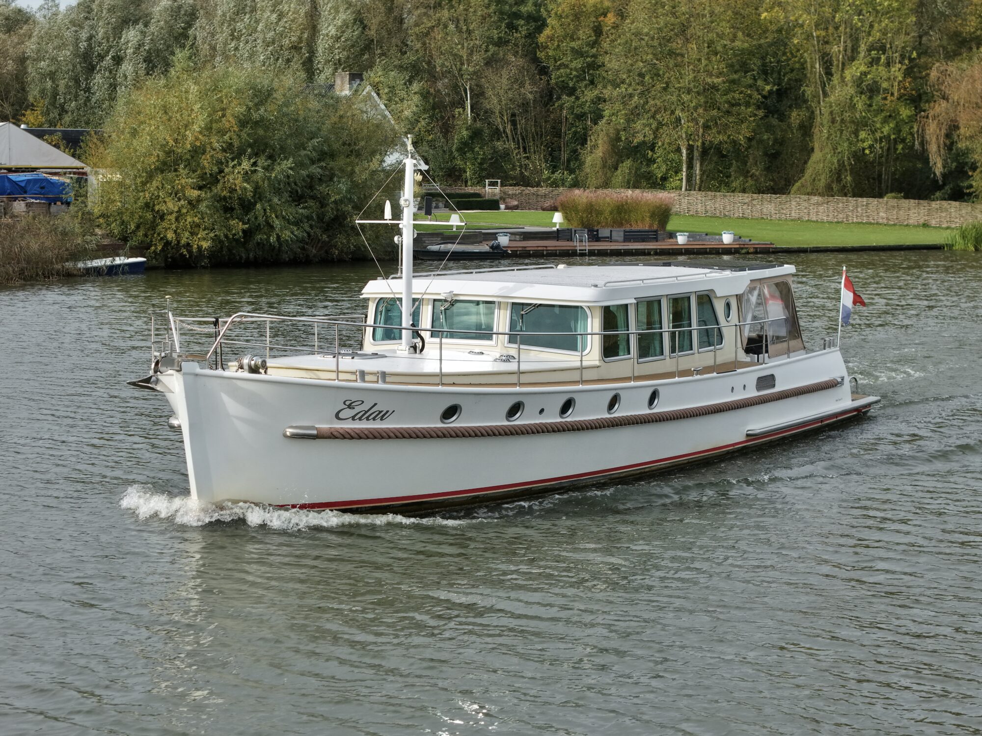 Serious Yachts Gently Low Bridge 45 Sedan