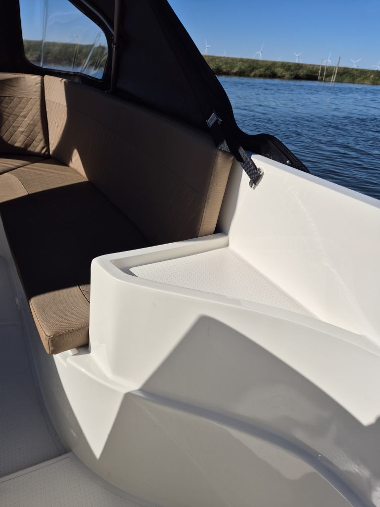 Topcraft 565 Tender