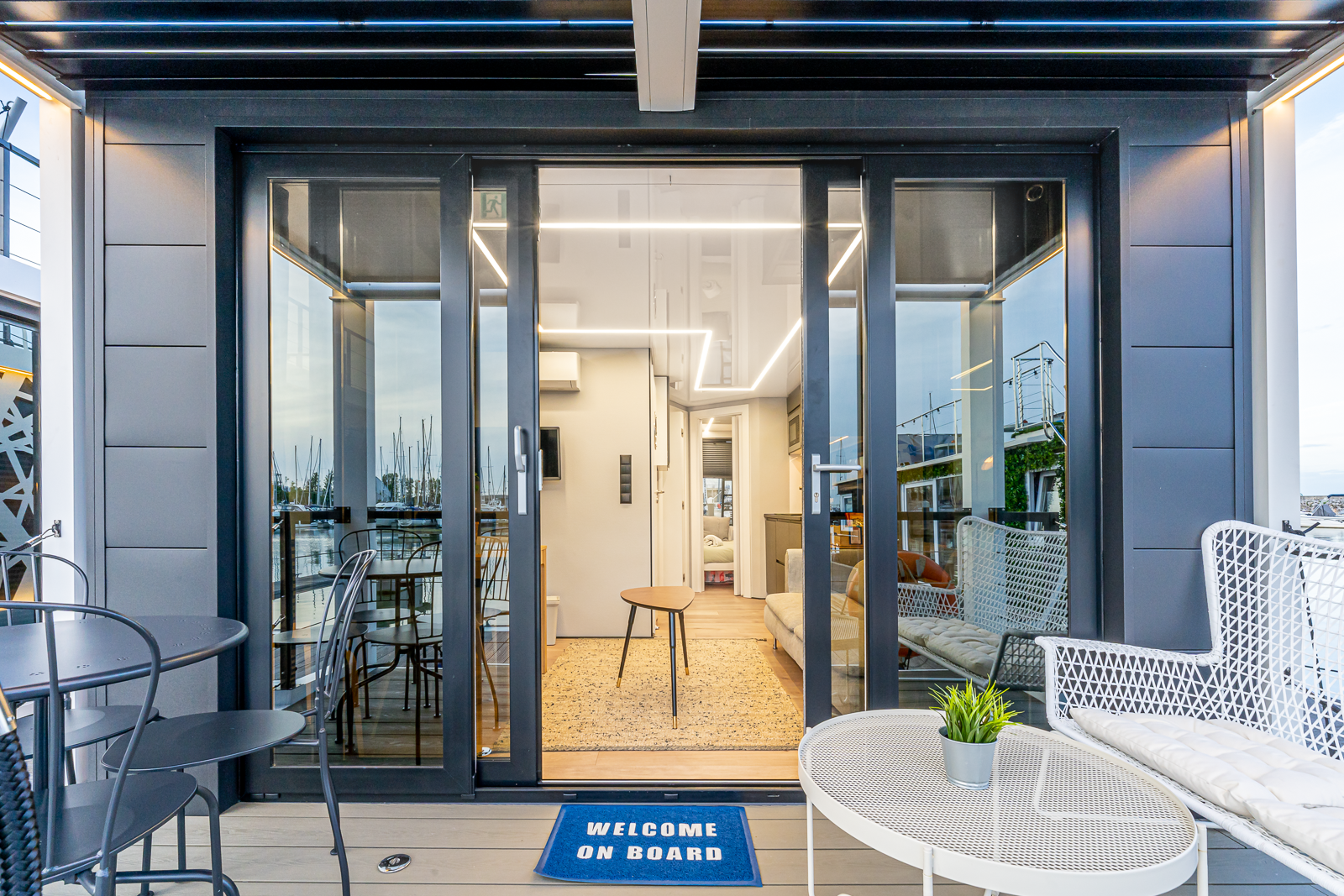 La Mare Houseboat Modern 10 La Mare Houseboat Modern 10