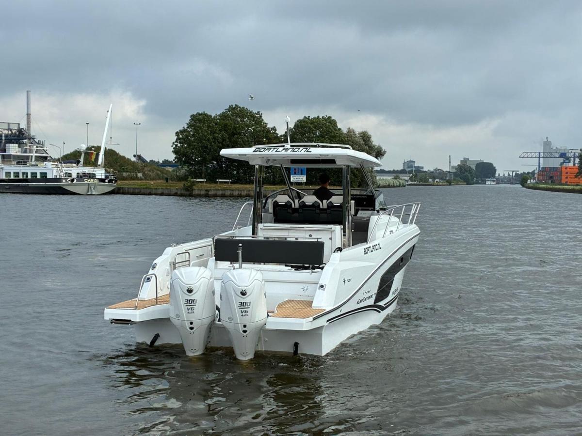 Jeanneau Cap Camarat 10.5 WA S2 op voorraad. Dit schip is aanwezig op de yamaha stand van hiswa te water 2026.