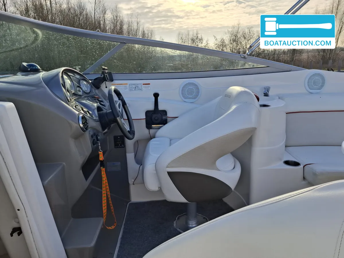 Rinker 246 Captiva Cuddy