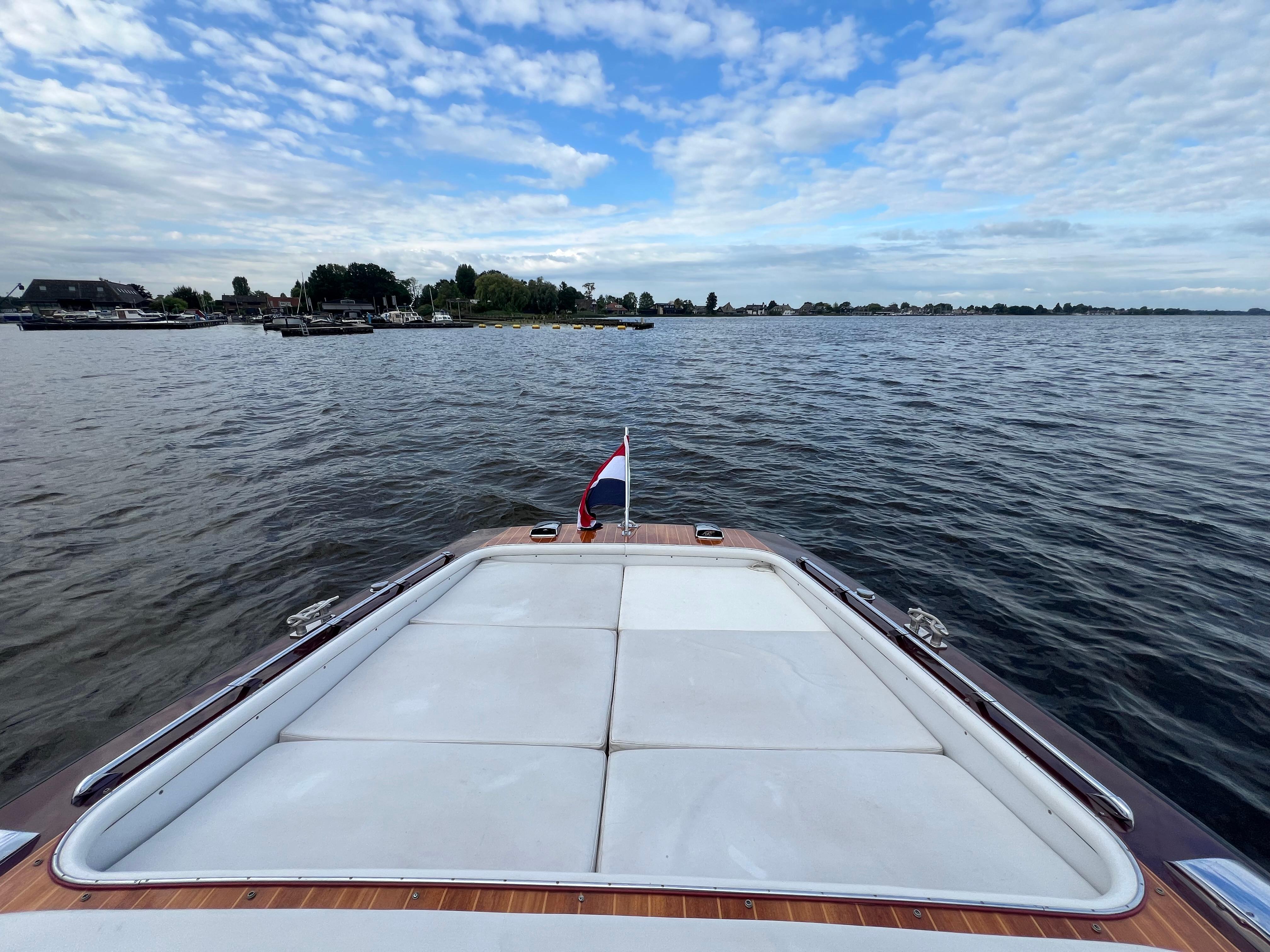 Boesch 850 Runabout Deluxe