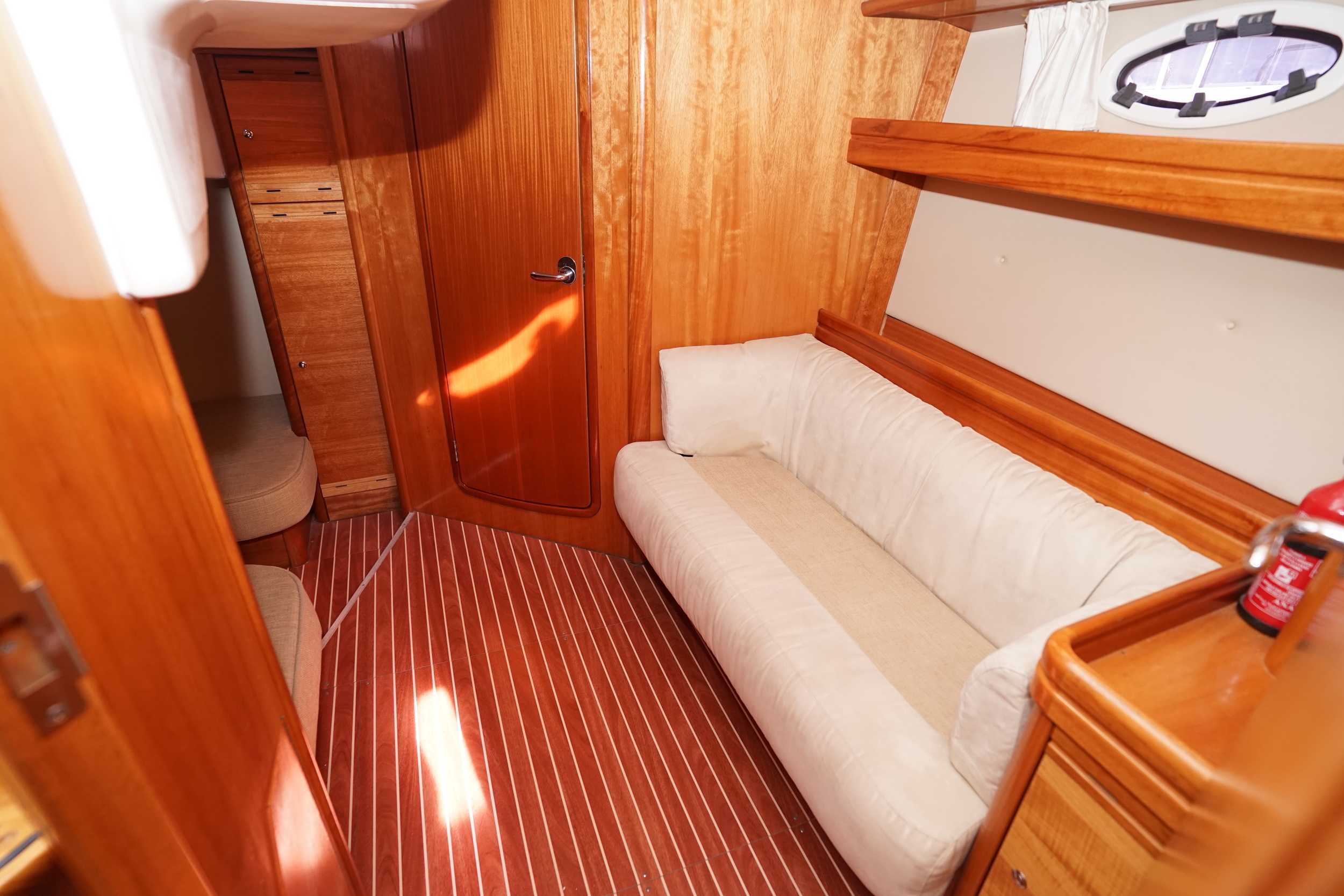 Bavaria 42 HT Sport IPS-500 - hydraulic platform