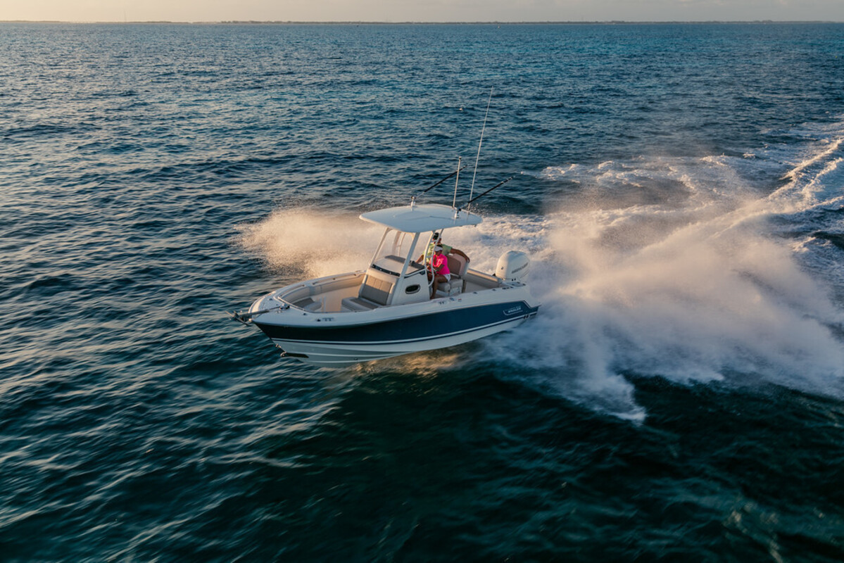 Boston Whaler 230 Outrage