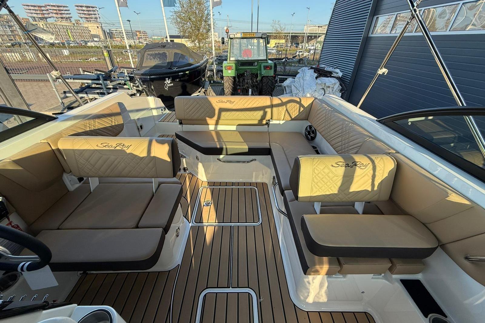 Sea Ray SDX 230
