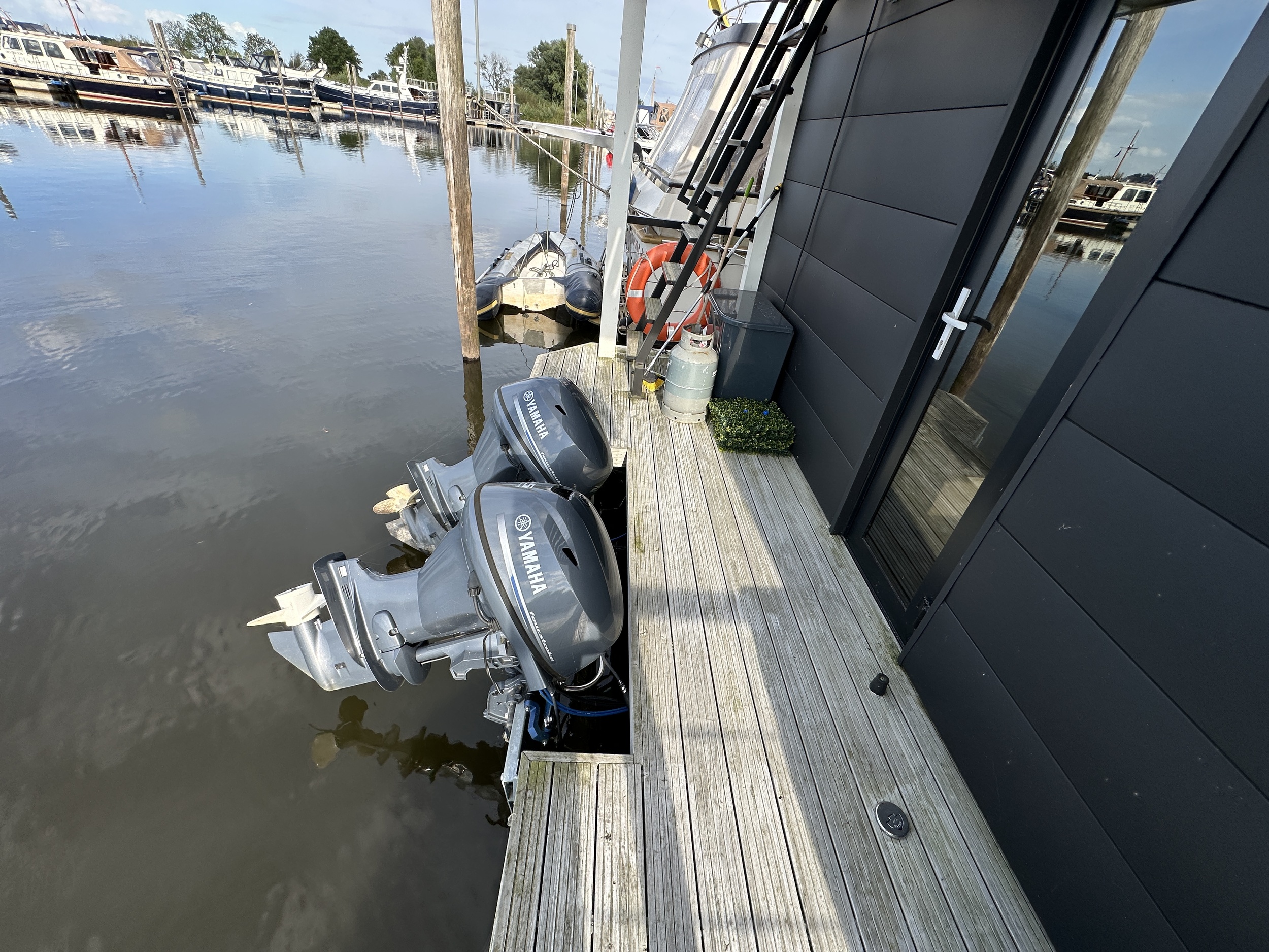 La Mare Houseboat Modern 12