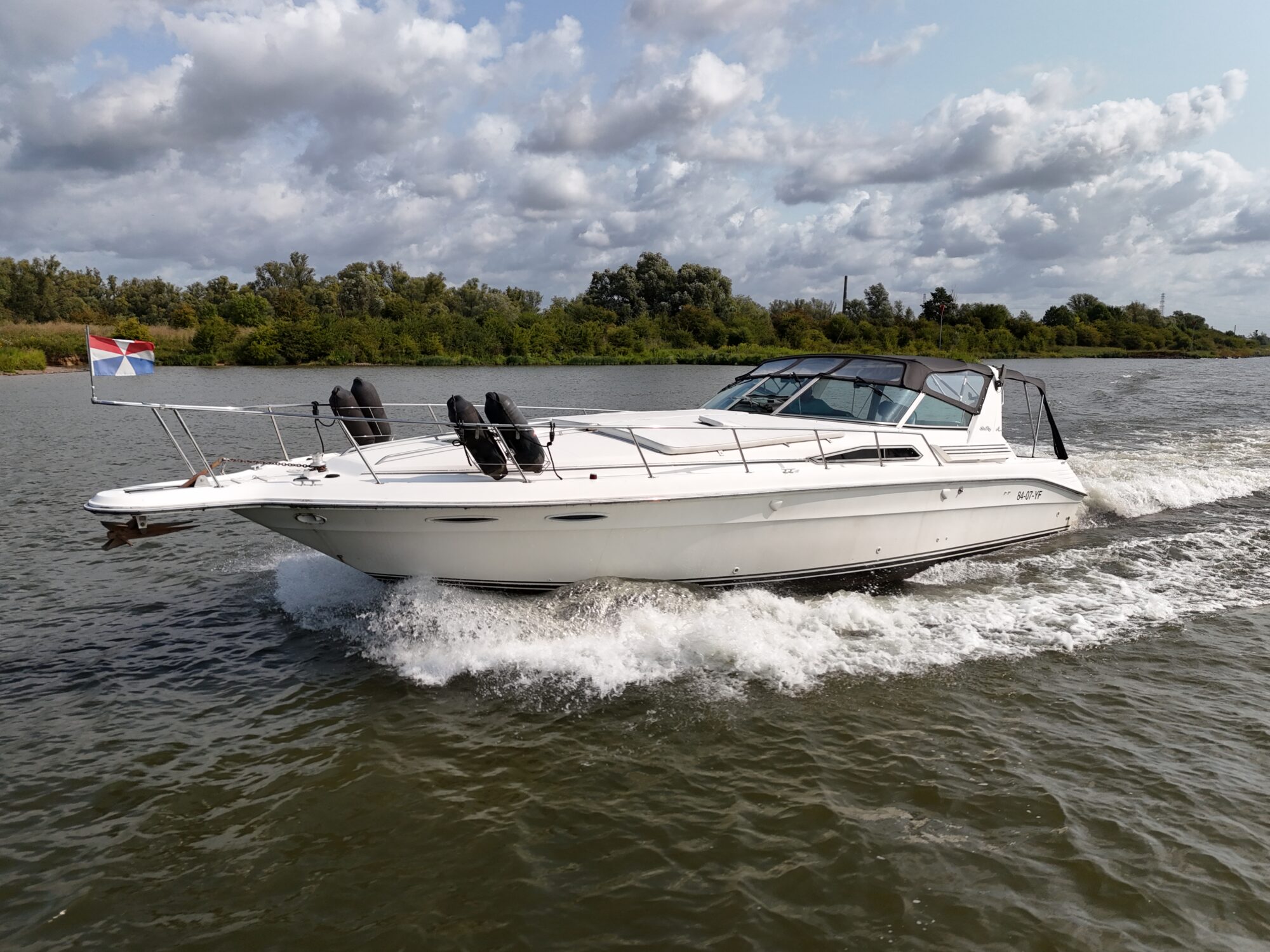 Sea Ray 400 Express Cruiser