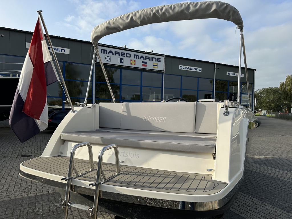 Interboat Intender 820