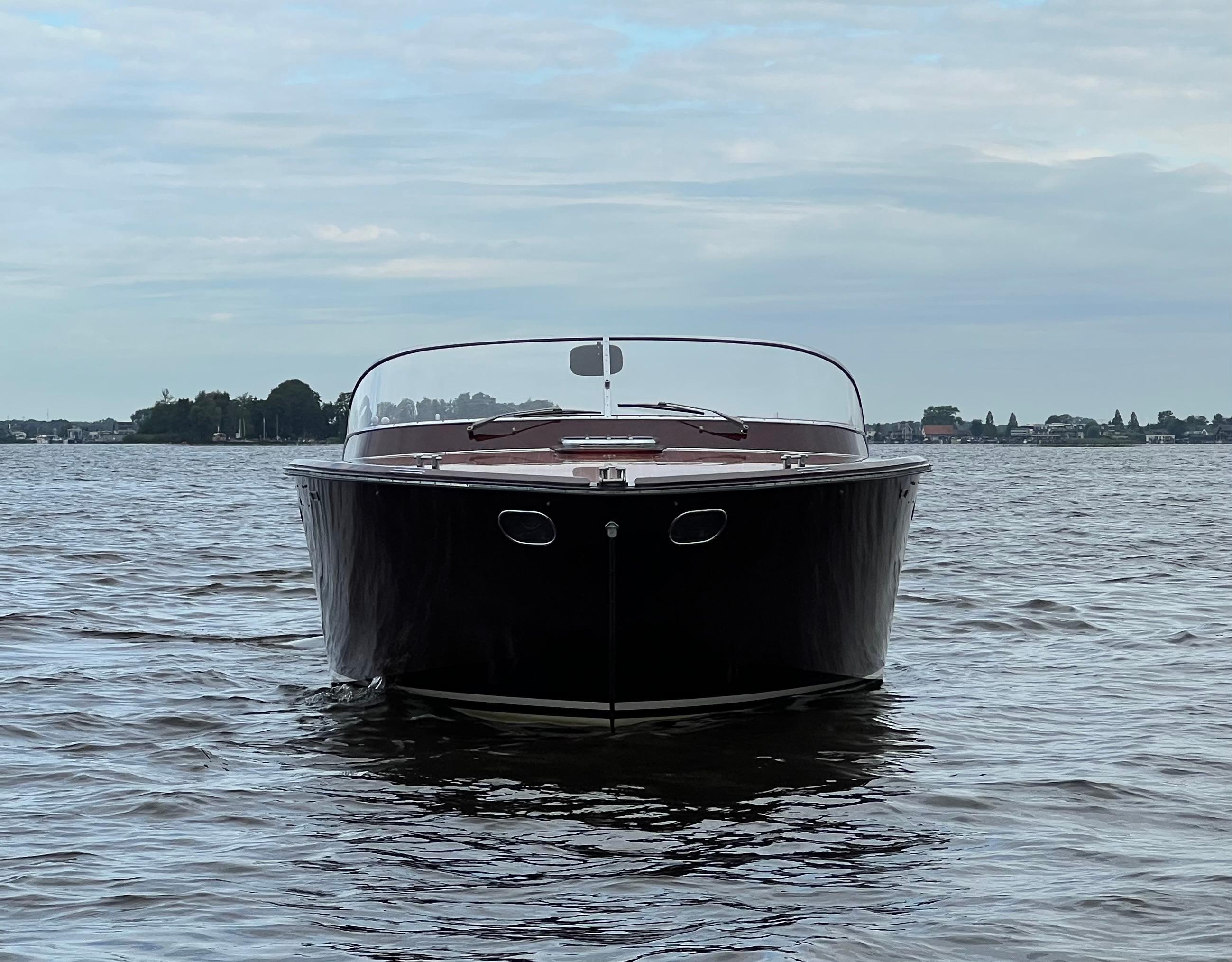 Boesch 850 Runabout Deluxe