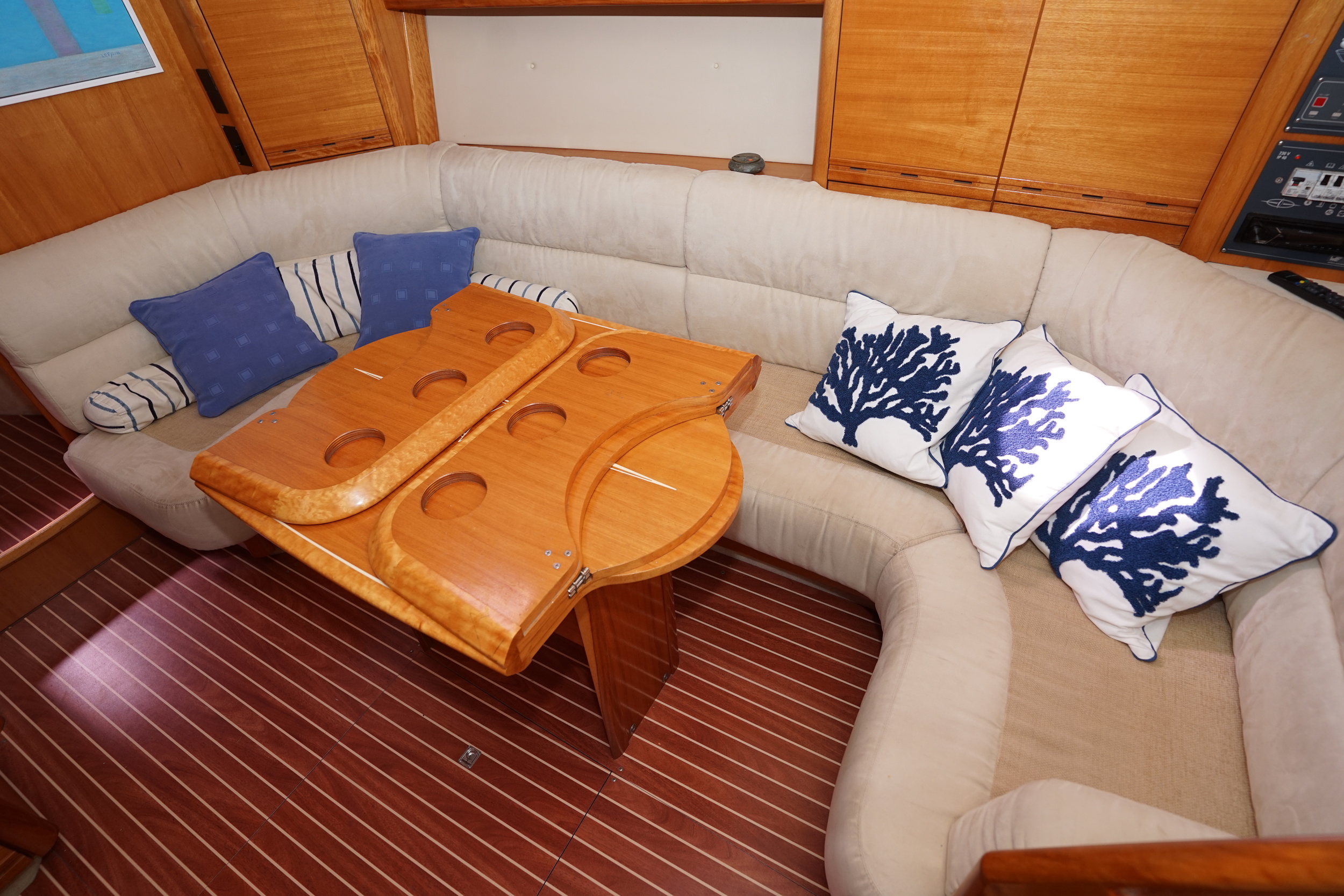 Bavaria 42 HT Sport IPS-500 - hydraulic platform