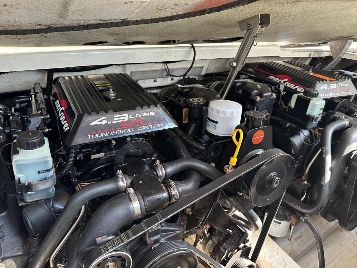 Formula F-280 SS Cuddy cabin