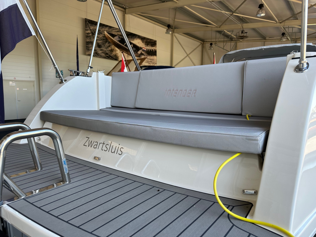 Interboat Intender 820