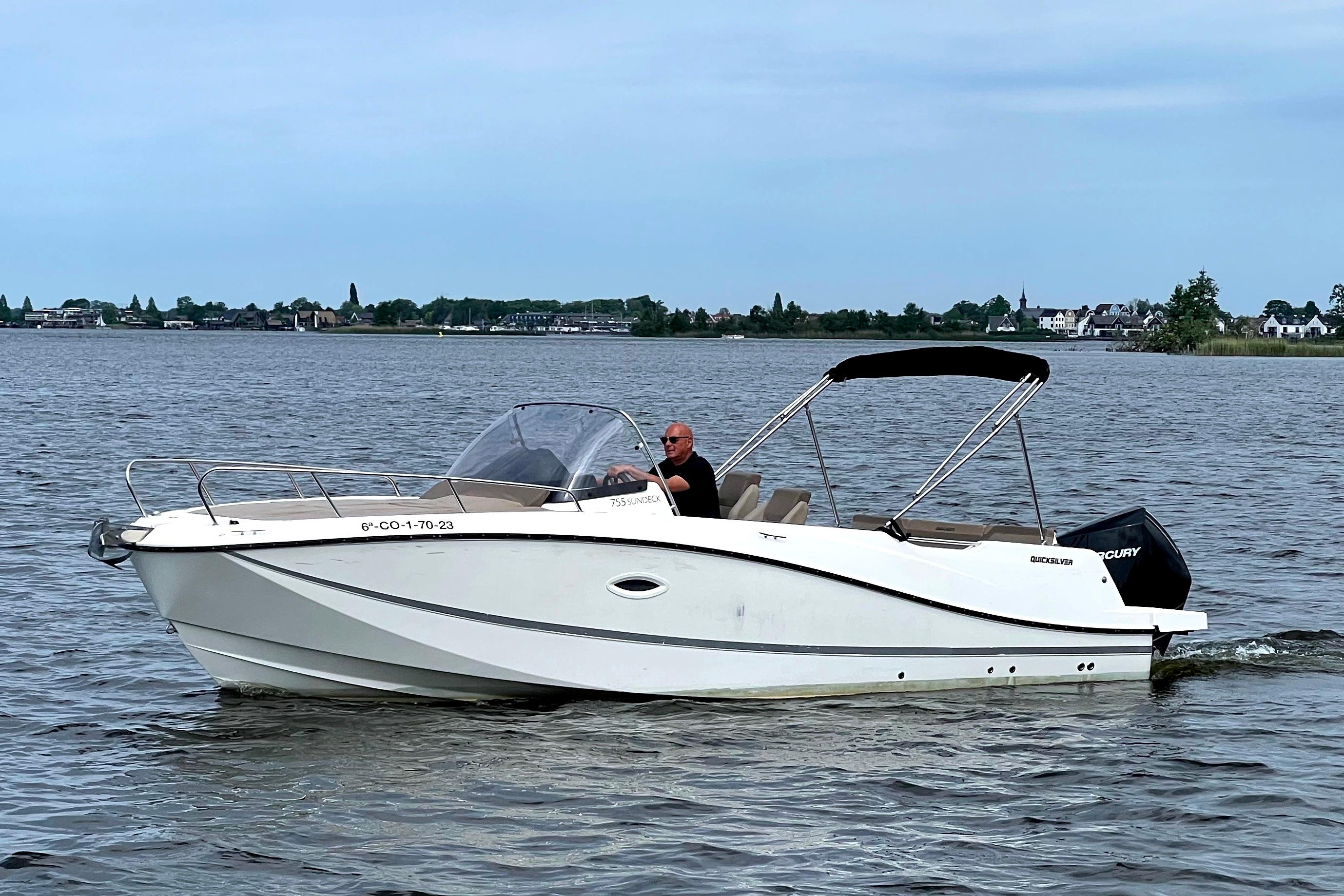 Quicksilver Activ 755 Sundeck