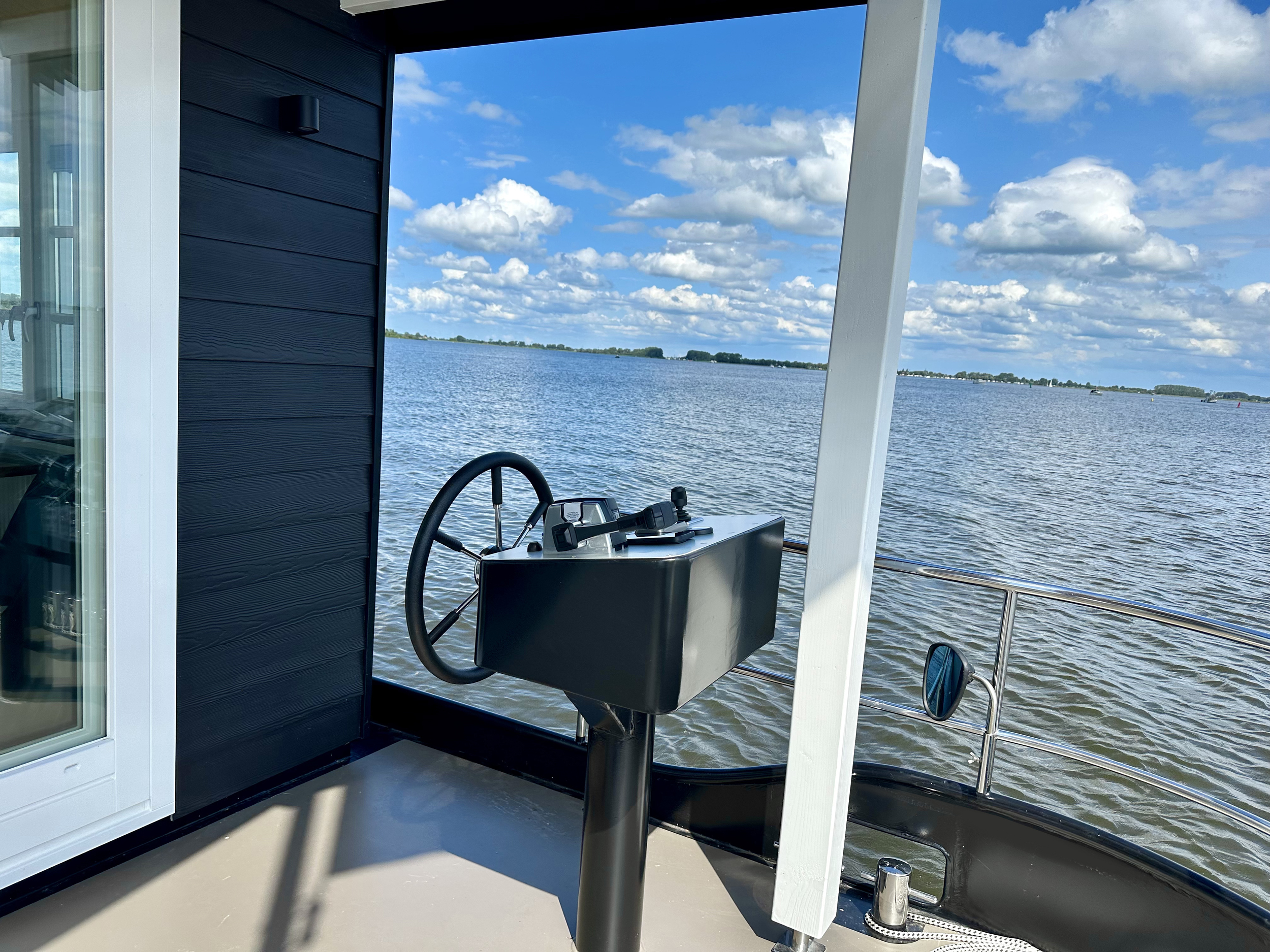 HOMESHIP VaarChalet In Amsterdam 1250D Luxe Houseboat