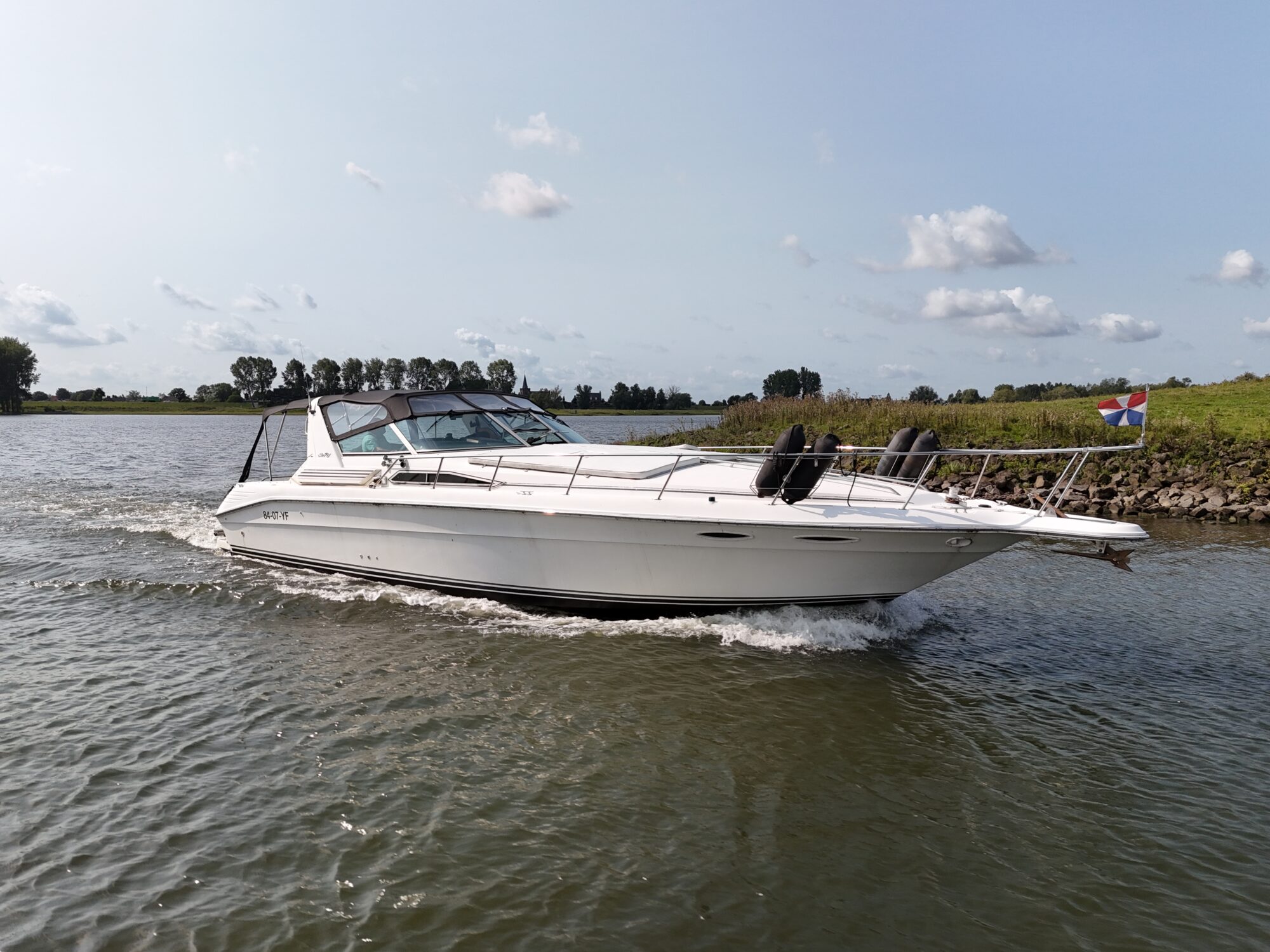 Sea Ray 400 Express Cruiser hoofdfoto: 1