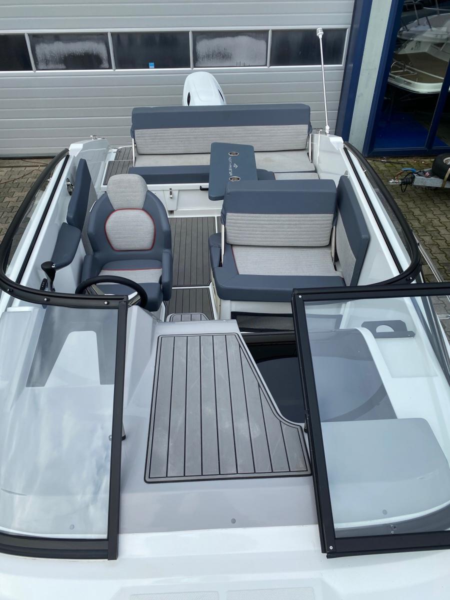 NorthMaster 685 Cabin